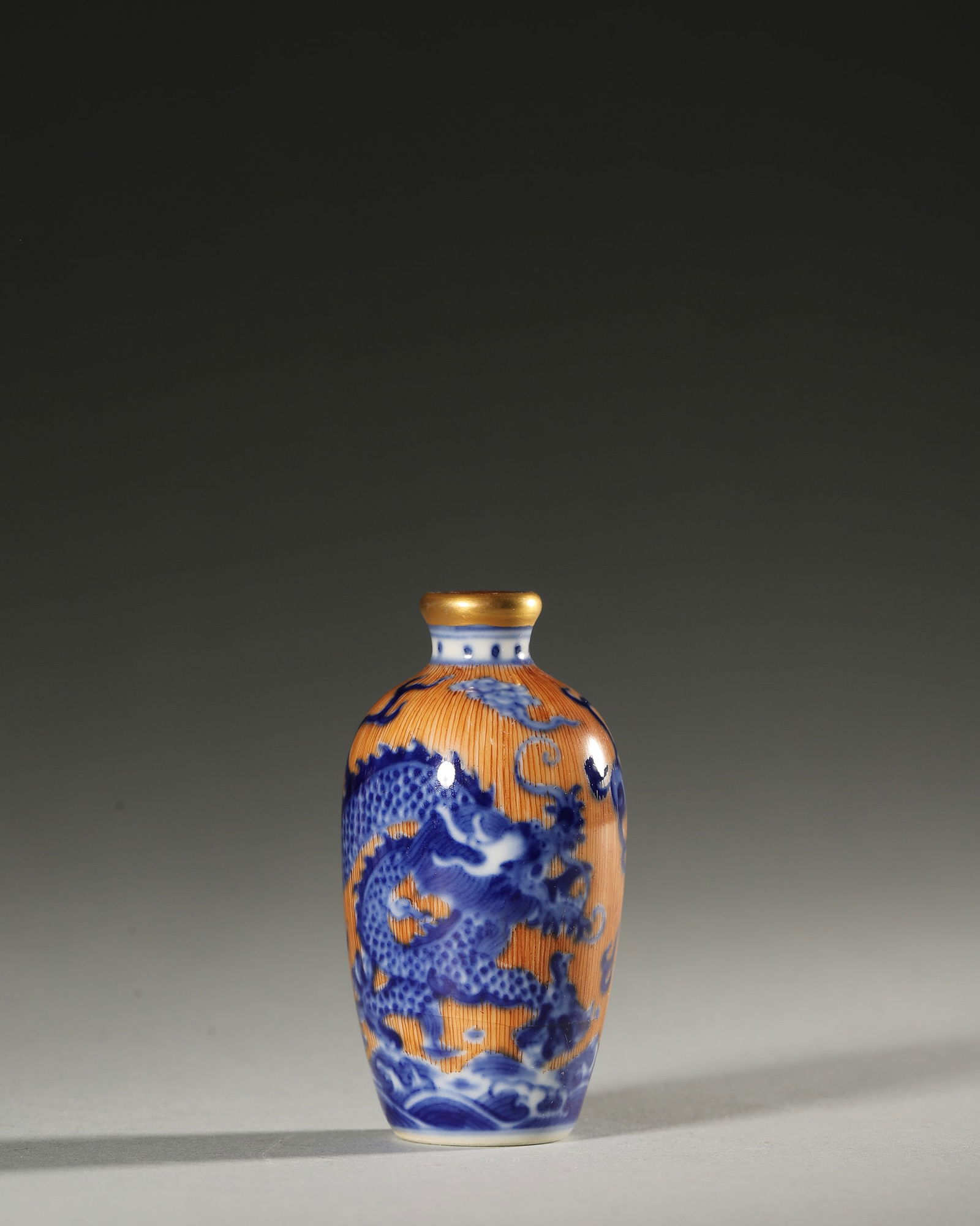 A blue and white iron red dragon porcelain snuff bottle,Qing Dynasty,China: 3.7x6.7cm