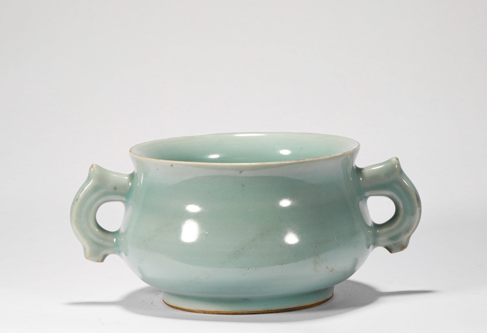 Porcelain incense burner of the Ming Dynasty: Name Porcelain incense burner of the Ming Dynasty Dimensions H:8cm,W:18cm Condition Additional photographs and Condition reports are provided by request as a courtesy to our clients, a