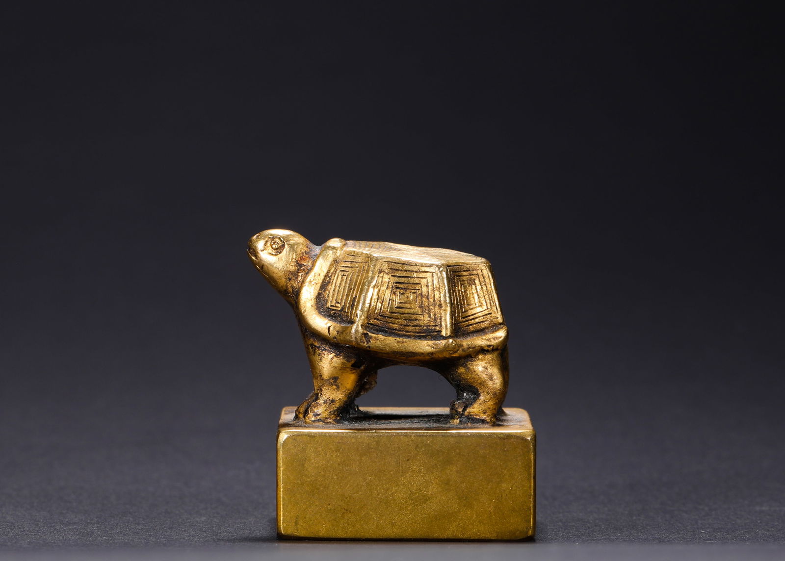 Gilded bronze seals of the Tang Dynasty: Name Gilded bronze seals of the Tang Dynasty Dimensions H:3.5cm W:3.5cm Weight:140g Condition Additional photographs and condition reports are available upon request as a courtesy