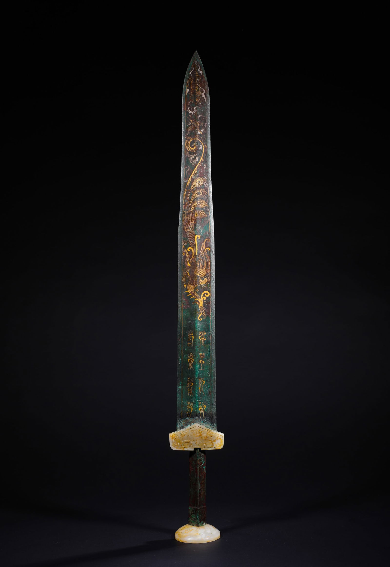 Copper cuo gold and silver inscriptions sword of the Spring and Autumn period: Name Copper cuo gold and silver inscriptions sword of the Spring and Autumn period Dimensions L:62cmWeight:1060g Condition Additional photographs and condition reports are availabl