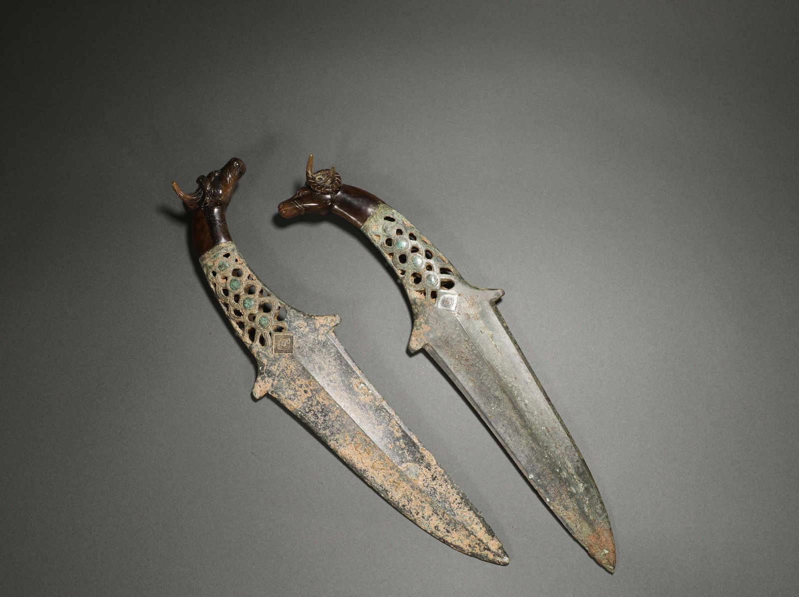 Shang Dynasty copper inlaid with agate handle knife: Name Shang Dynasty copper inlaid with agate handle knife Dimensions H:32cm Weight:900g Condition Additional photographs and condition reports are available upon request as