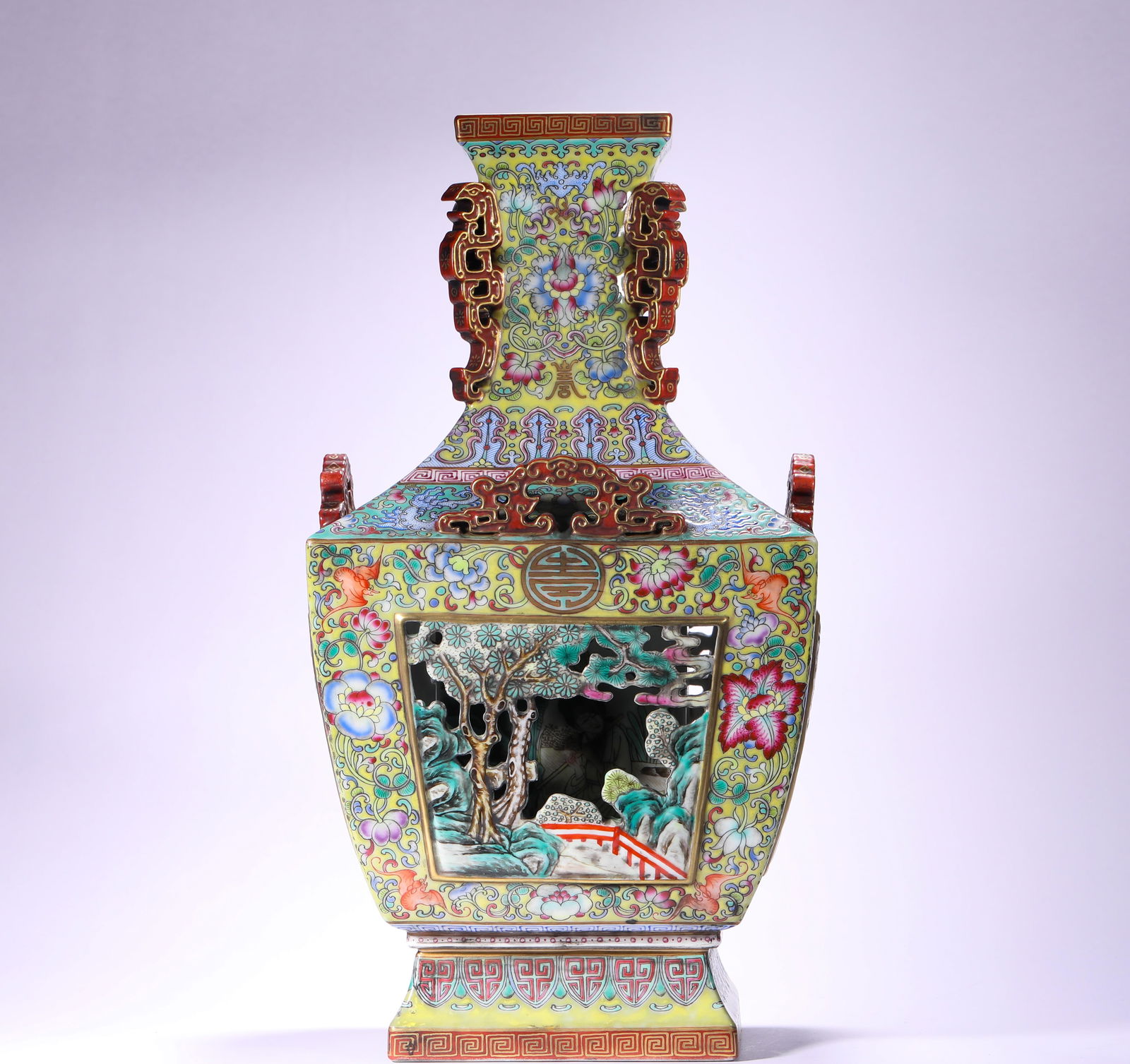 Enamel vases of the Qing Dynasty's Qianlong period (1 of 10)