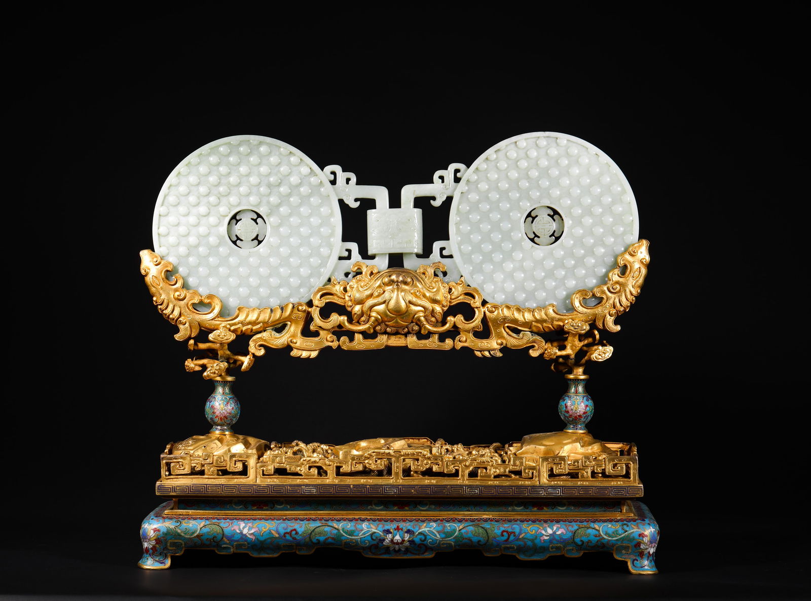 Qing Dynasty imperial court copper enamel setting Hetian jade Double Row emerald: Name Qing Dynasty imperial court copper enamel setting Hetian jade Double Row emerald Dimensions H:31cm W:37cm Weight:4730g Condition Additional photographs and condition