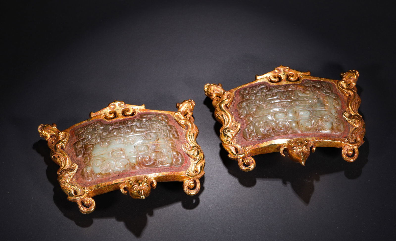A pair of Han Dynasty gilded copper bags and Hetian jade pendants: Name A pair of Han Dynasty gilded copper bags and Hetian jade pendants Dimensions H:10.5cmW:132cmWeight:1220g Condition Additional photographs and condition reports are available