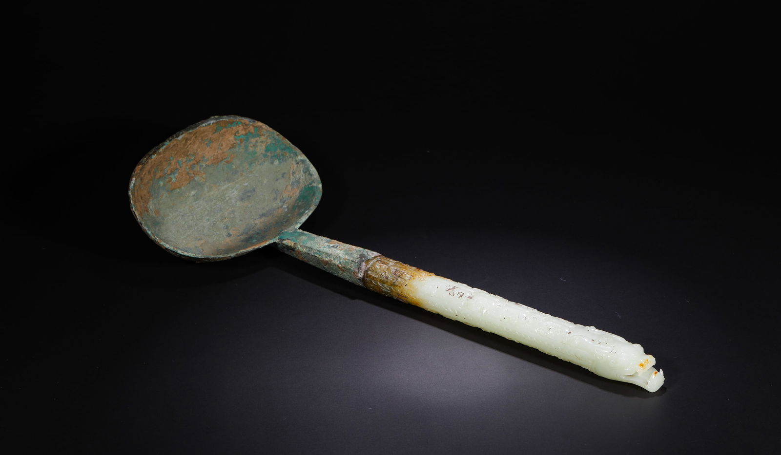 Han Dynasty Hetian jade handle copper shovel: Name Han Dynasty Hetian jade handle copper shovel Dimensions L:35cmW:13.5cmWeight:430g Condition Additional photographs and condition reports are available upon request as a court