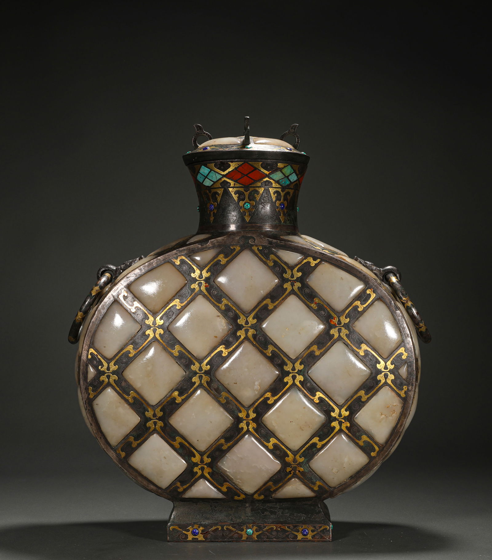 Copper inlaid with Hetian jade ritual vessel vase of the Han Dynasty: Name Copper inlaid with Hetian jade ritual vessel vase of the Han Dynasty Dimensions H:40cm W:35cm Weight:6110g Condition Additional photographs and condition reports are