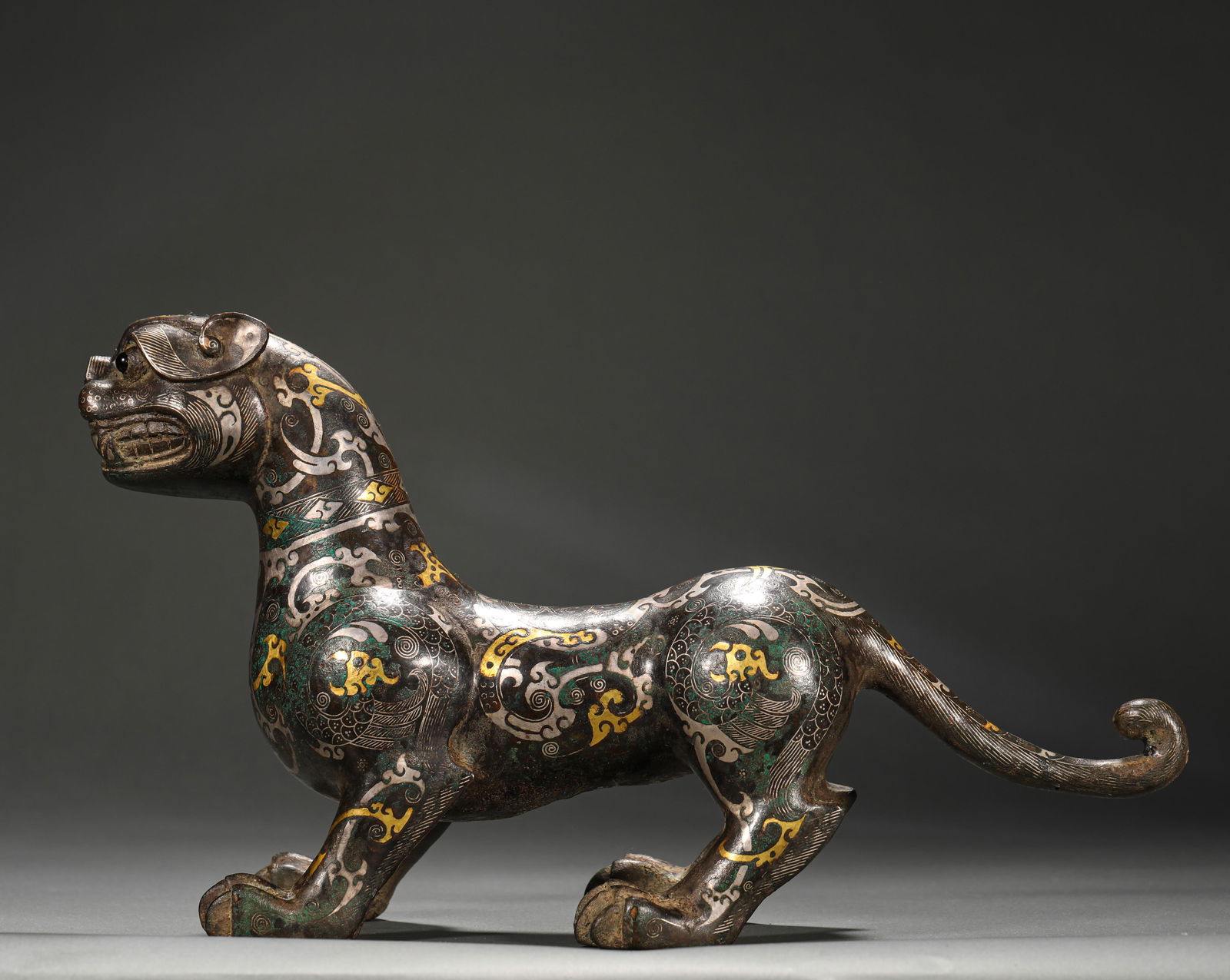 Copper cuo gold and silver auspicious beasts of the Warring States period: Name Copper cuo gold and silver auspicious beasts of the Warring States period Dimensions H:18cm W:31.5cm Weight:2110g Condition Additional photographs and condition repor