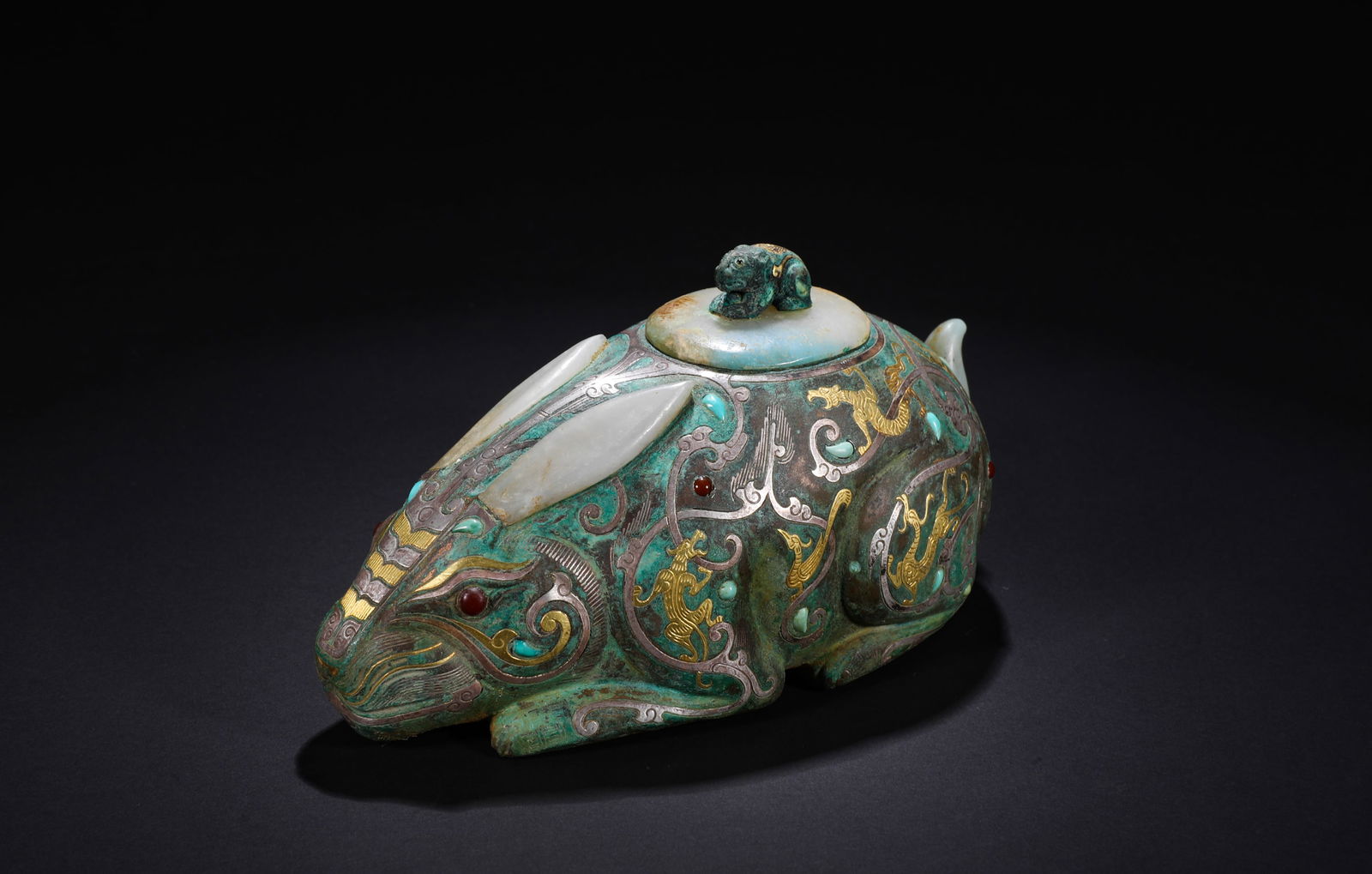 Copper cupping gold and silver of the Han Dynasty, inlaid with Hetian jade rabbit incense: Name Copper cupping gold and silver of the Han Dynasty, inlaid with Hetian jade rabbit incense Dimensions H:8cmW:13.5cmWeight:490g Condition Additional photographs and condition r