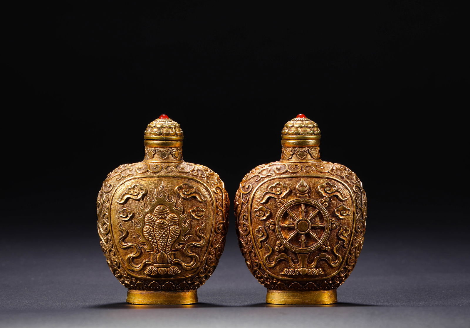 Qing Dynasty Qianlong gilded copper snuff pot: Name Qing Dynasty Qianlong gilded copper snuff pot Dimensions H:7.5cmW:5.5cmWeight:220g Condition Additional photographs and condition reports are available upon request as a cour