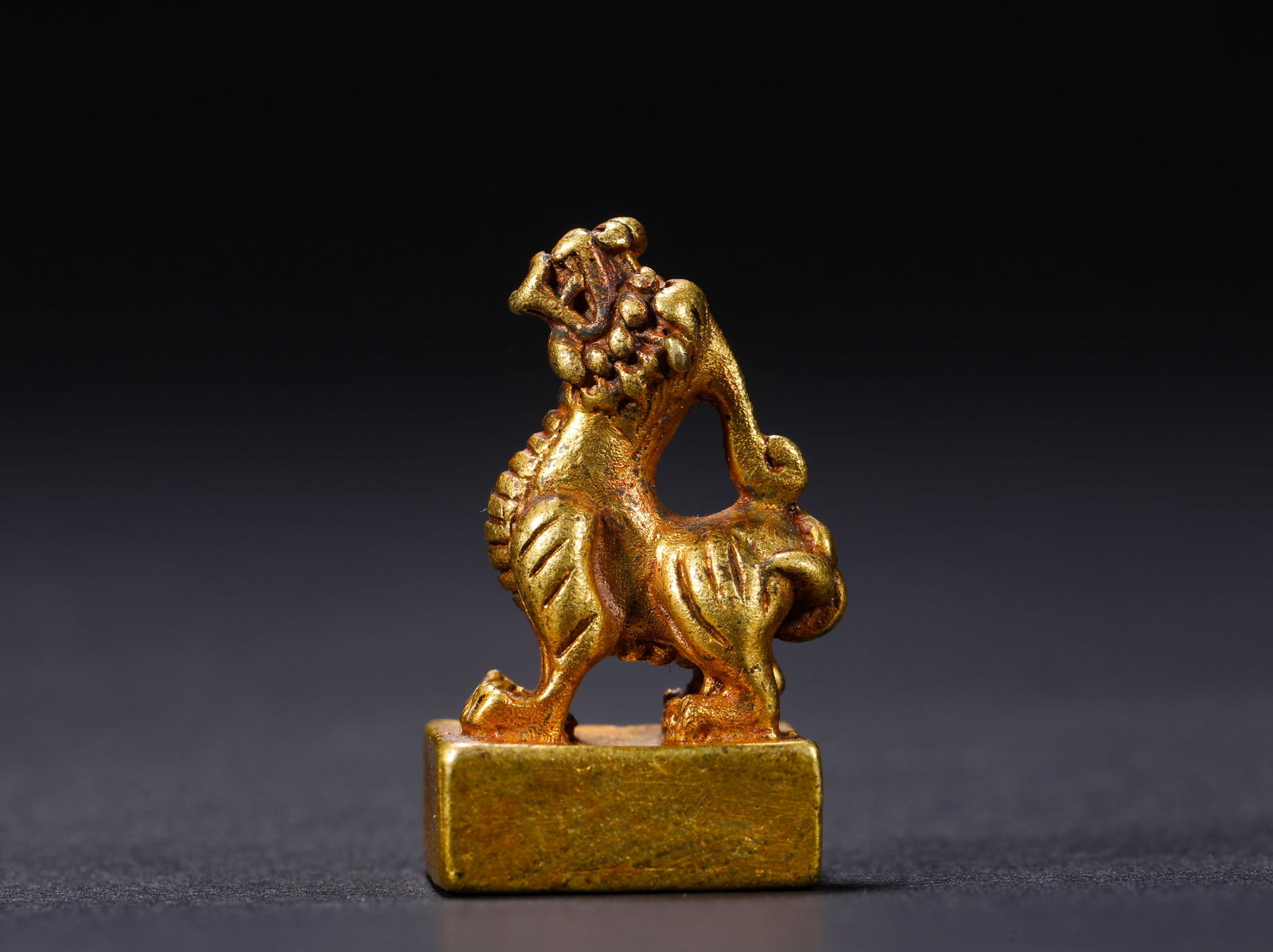 A copper gilt nine-fold seal of the Song Dynasty: Name A copper gilt nine-fold seal of the Song Dynasty Dimensions H:3cmW:1.2cmWeight:20g Condition Additional photographs and condition reports are available upon request as a cour