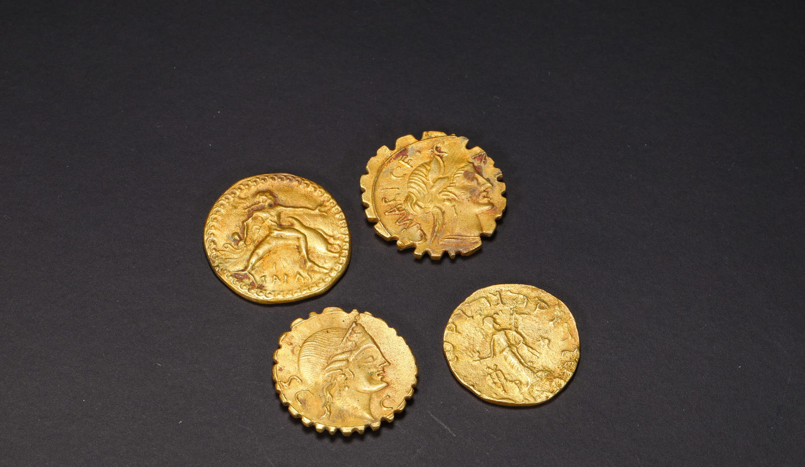 Copper gilt coins from the Roman Dynasty in the 2nd century: Name Copper gilt coins from the Roman Dynasty in the 2nd century Dimensions D:2.8cmWeight:30g Condition Additional photographs and condition reports are available upon request as a