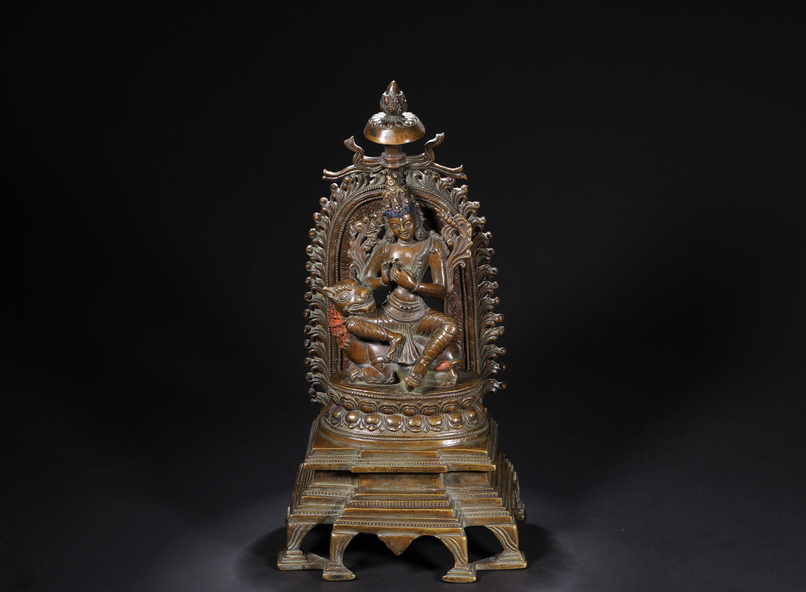 A 15th-century seated statue of copper vermiculite: Name A 15th-century seated statue of copper vermiculite Dimensions H:34cmW:17cmWeight:4030g Condition Additional photographs and condition reports are available upon request as a