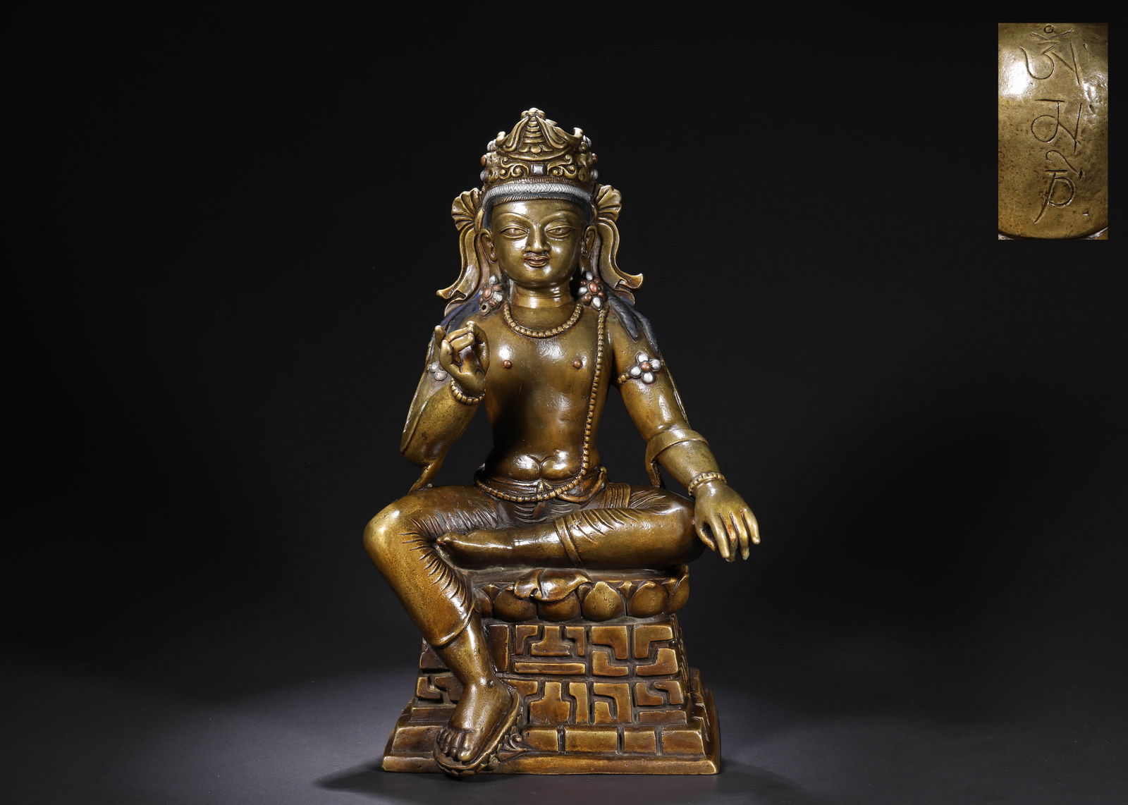 17th-century alloy copper Buddha statues: Name 17th-century alloy copper Buddha statues Dimensions H:30cmW:15.5cmWeight:4020g Condition Additional photographs and condition reports are available upon request as a courtesy