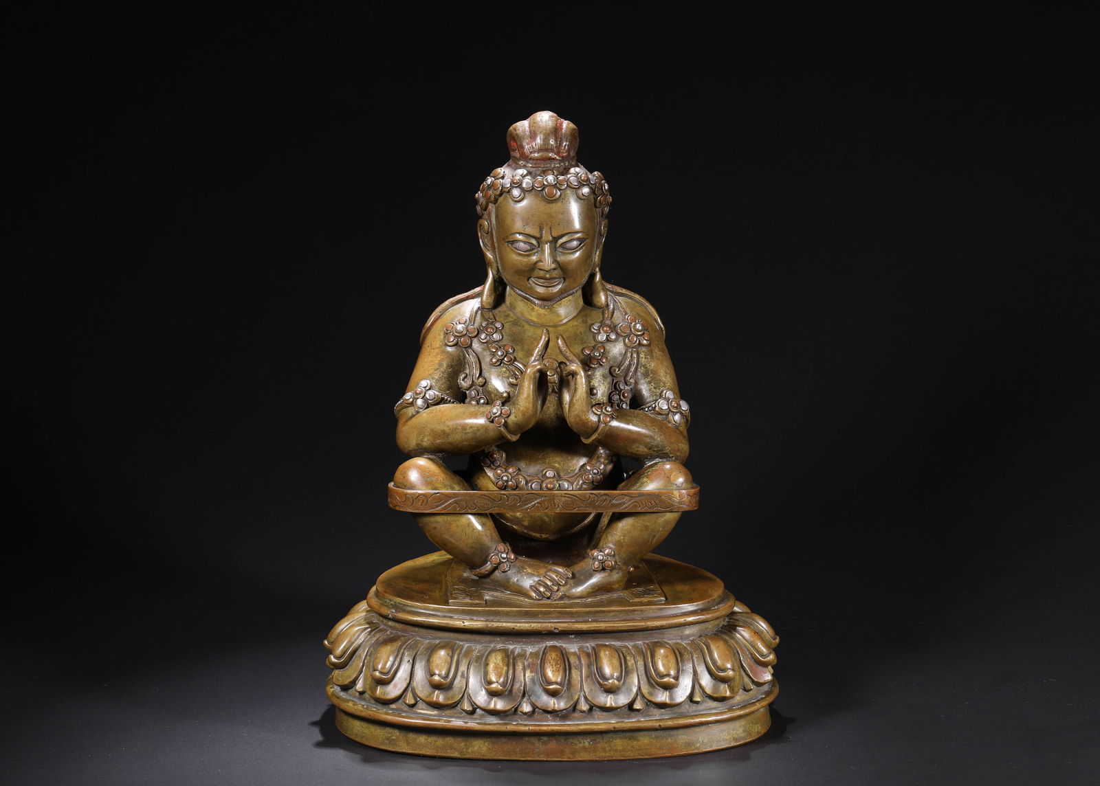 A 14th-century seated statue of a great alloyed copper master: Name A 14th-century seated statue of a great alloyed copper master Dimensions H:24cmW:17cmWeight:3610g Condition Additional photographs and condition reports are available upon re