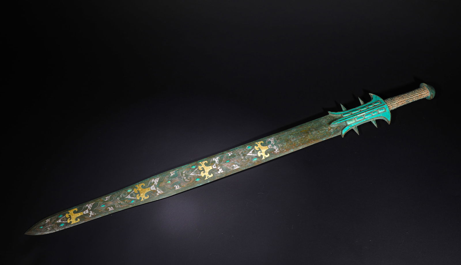 Shang Dynasty Ba-Shu copper gold and silver inlaid with turquoise imperial sword: Name Shang Dynasty Ba-Shu copper gold and silver inlaid with turquoise imperial sword Dimensions L:84.5cmWeight:1870g Condition Additional photographs and condition reports are ava