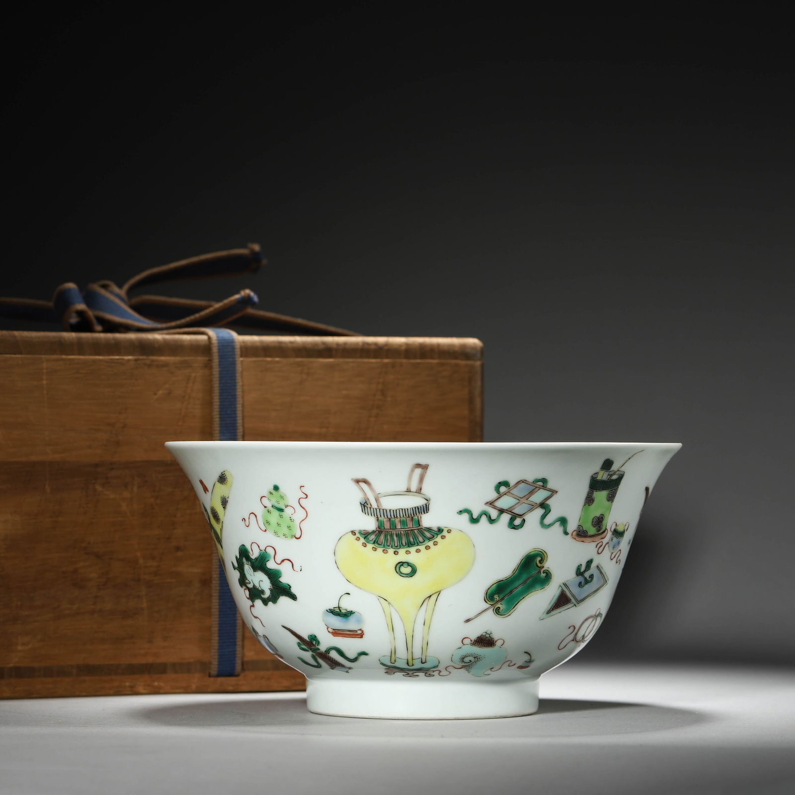 Five-colored Antique Motif Bowl: Name Five-colored Antique Motif Bowl Dimensions Diam.19cm Height:10cm Condition Additional photographs and condition reports are available upon request as a courtesy to our clients. Any