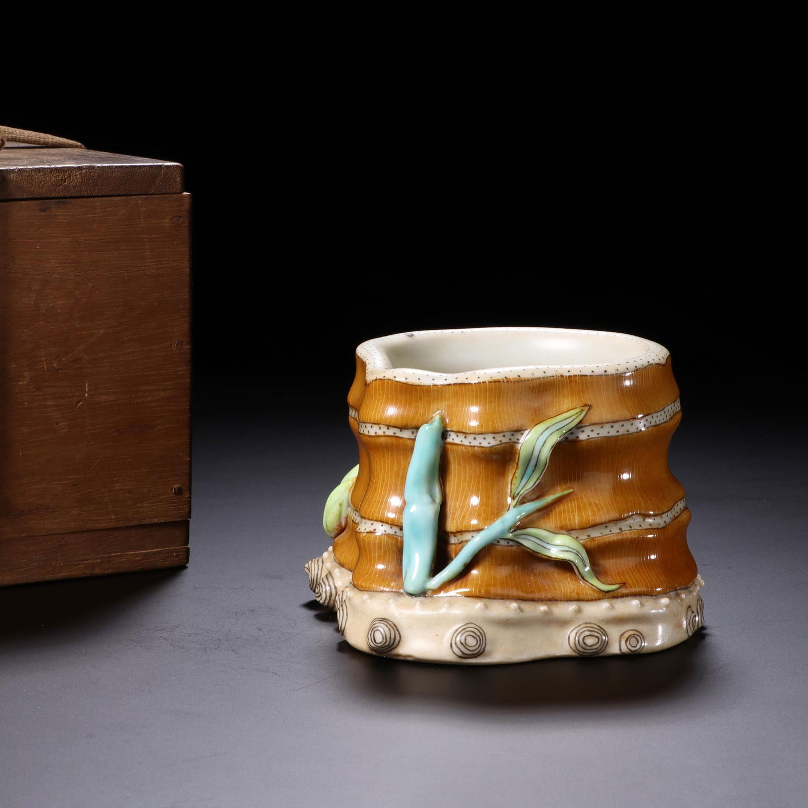 Famille-Rose "Bamboo-Joint" Brush Washer: Name Famille-Rose "Bamboo-Joint" Brush Washer Dimensions Length:9.5cm Width:8.5cm Height:6.3cm Condition Additional photographs and condition reports are available upon request as a