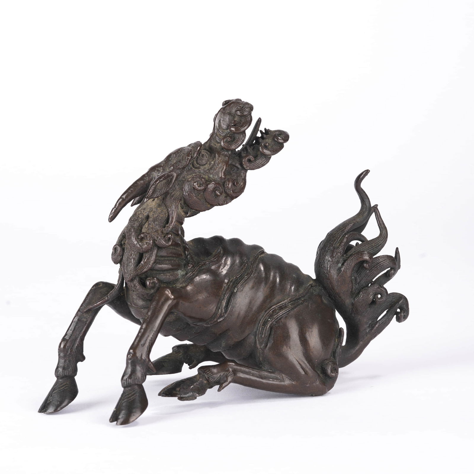 Bronze Kylin Scroll Weight: Name Bronze Kylin Scroll Weight Dimensions Length:11cm; Weight:571g Condition Additional photographs and condition reports are available upon request as a courtesy to our clients. An