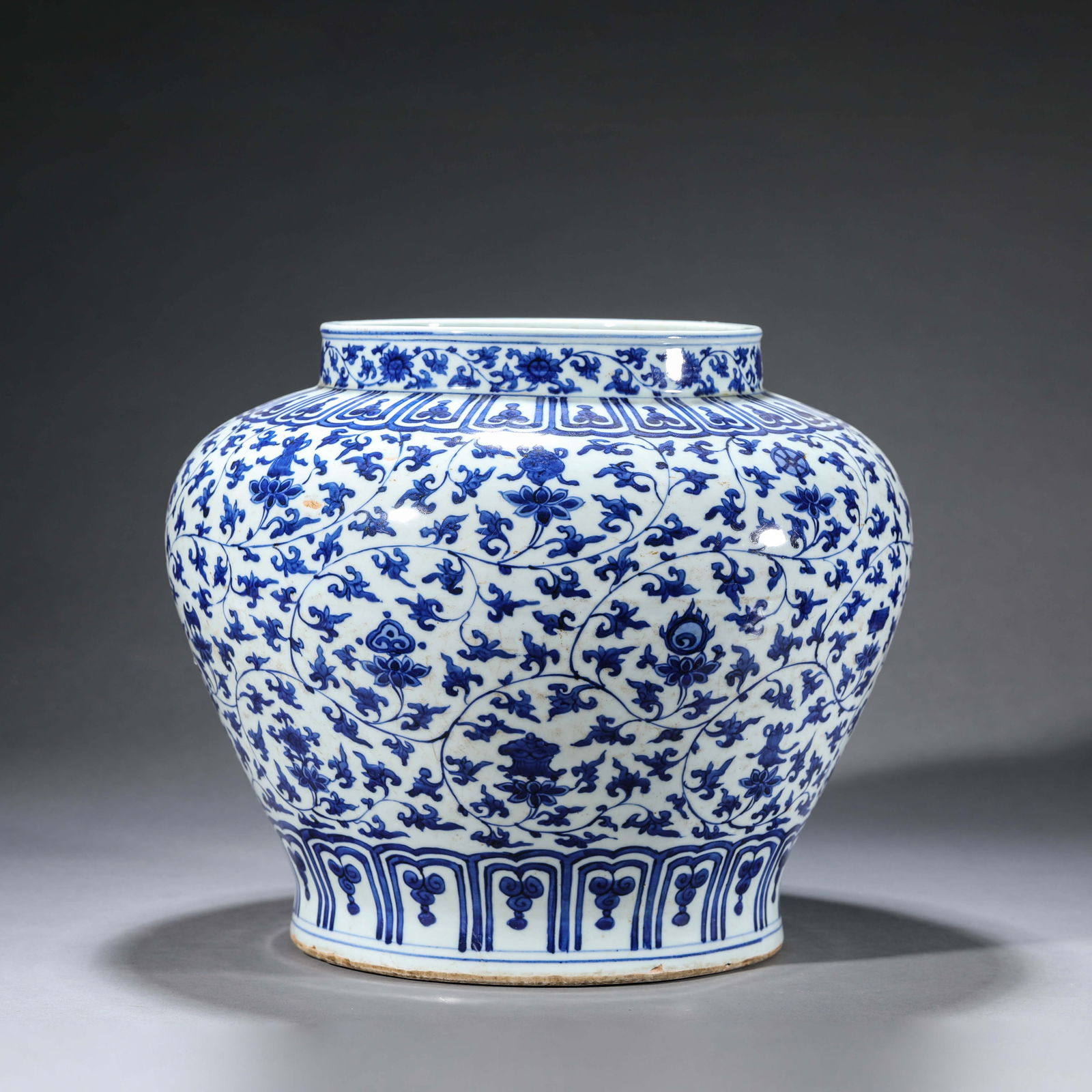 Blue-And-White "Interlocking-Lotus" Jar (1 of 10)