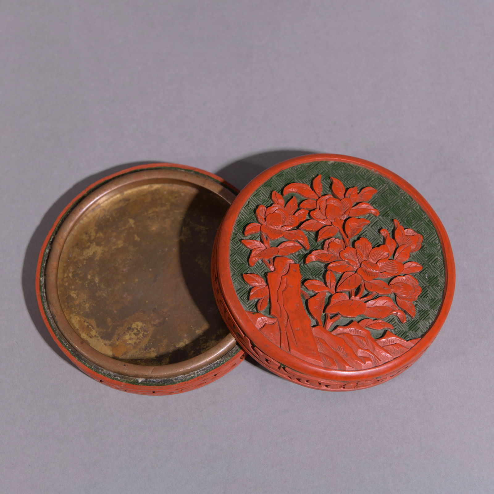 Carved?Lacquerware?Flower?Box?And?Cover: Name Carved?Lacquerware?Flower?Box?And?Cover Dimensions Diam.10cm; Height:3cm;? Condition Additional photographs and condition reports are available upon request as a courtesy to our