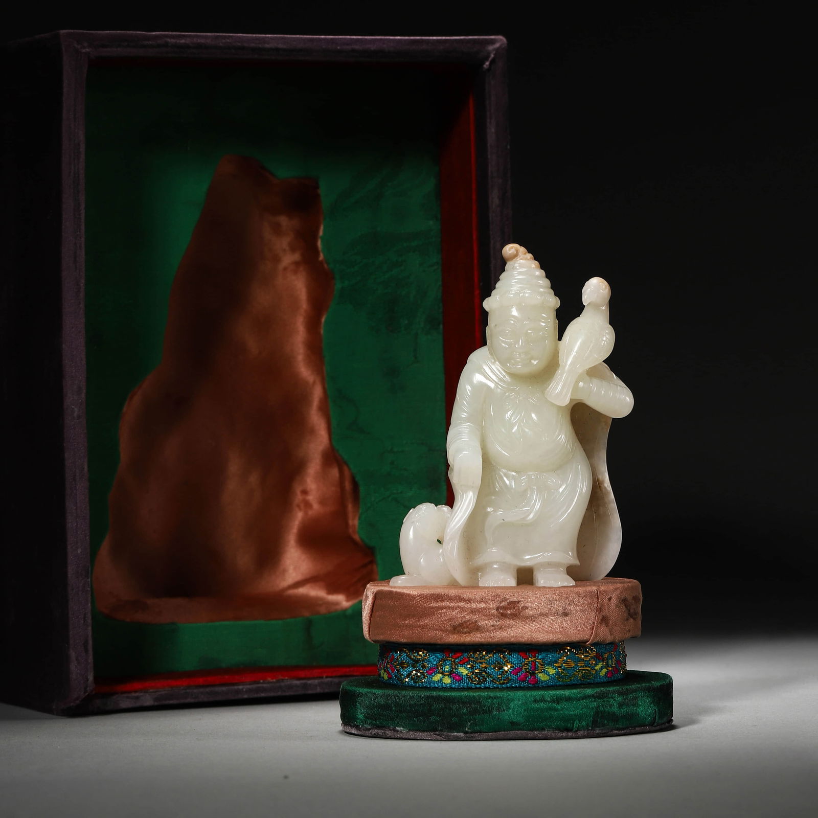 Carved?Jade?Figure?Statue: Name Carved?Jade?Figure?Statue Dimensions Length:5.9cm; Width:2.2cm; Height:9cm;? Condition Additional photographs and condition reports are available upon request as a courtesy to our