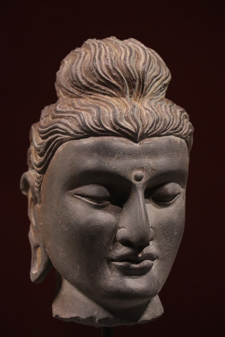 6th-century stone Gandhara statues: Name 6th-century stone Gandhara statues Dimensions H27cm Condition Additional photographs and condition reports are available upon request as a courtesy to our clients. Any condition