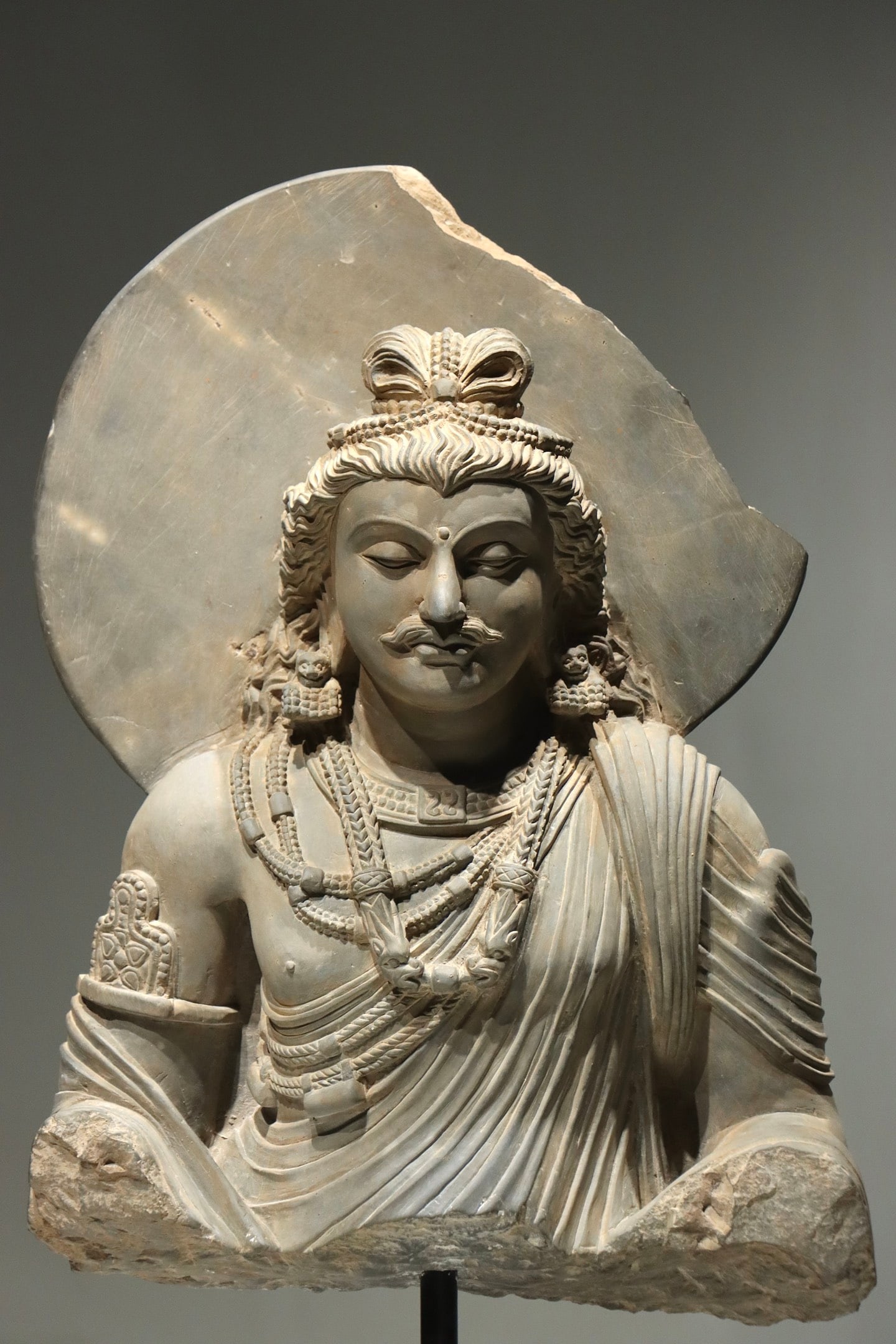 6th century Stone Gandhara art: Name 6th century Stone Gandhara art Dimensions H:55cm Condition Additional photographs and condition reports are available upon request as a courtesy to our clients. Any condition re