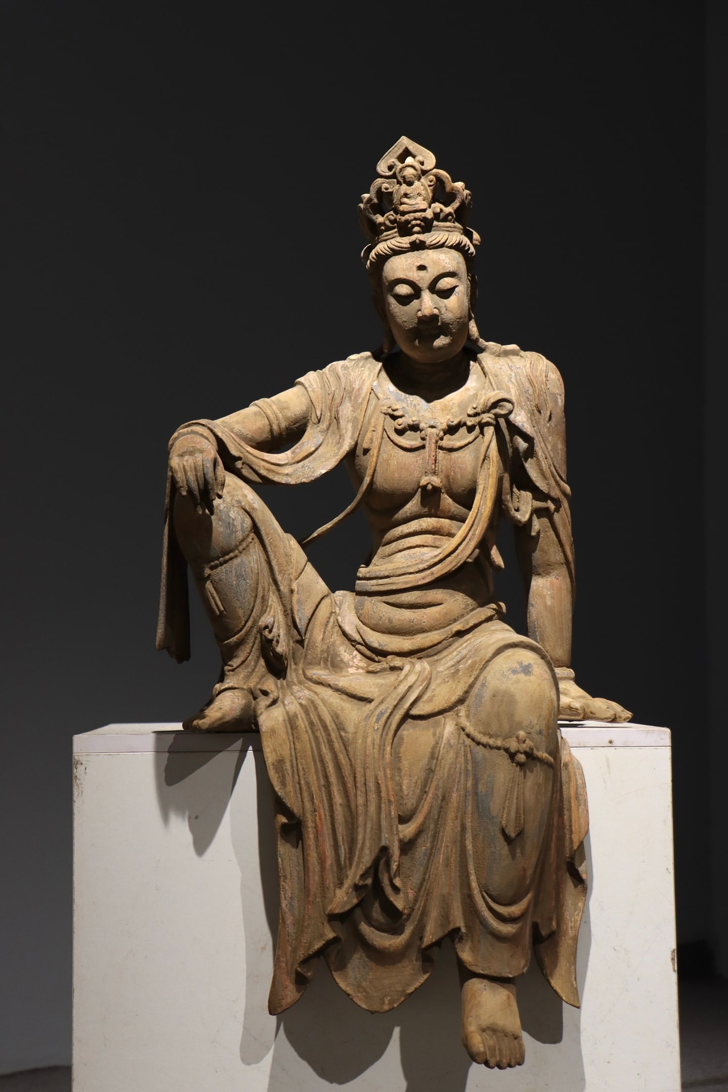 A wooden statue of Guanyin from the Ming Dynasty: Name A wooden statue of Guanyin from the Ming Dynasty Dimensions H93cm Condition Additional photographs and condition reports are available upon request as a courtesy to our clients.