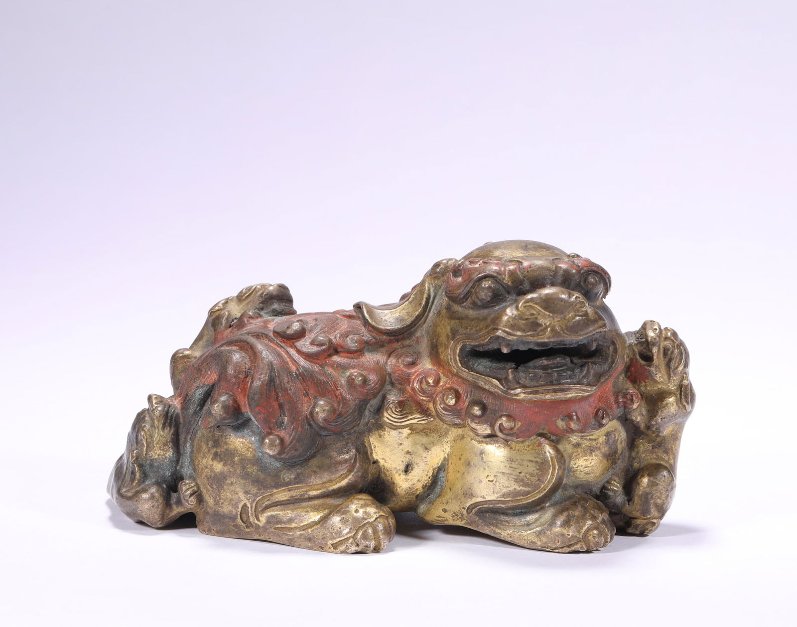 A gilded bronze table ornament from the Qing Dynasty featuring a grand lion and a young lion: Name A gilded bronze table ornament from the Qing Dynasty featuring a grand lion and a young lion Dimensions H:6.8cmW:13.5cmWeight:810g Condition Additional photographs and condit