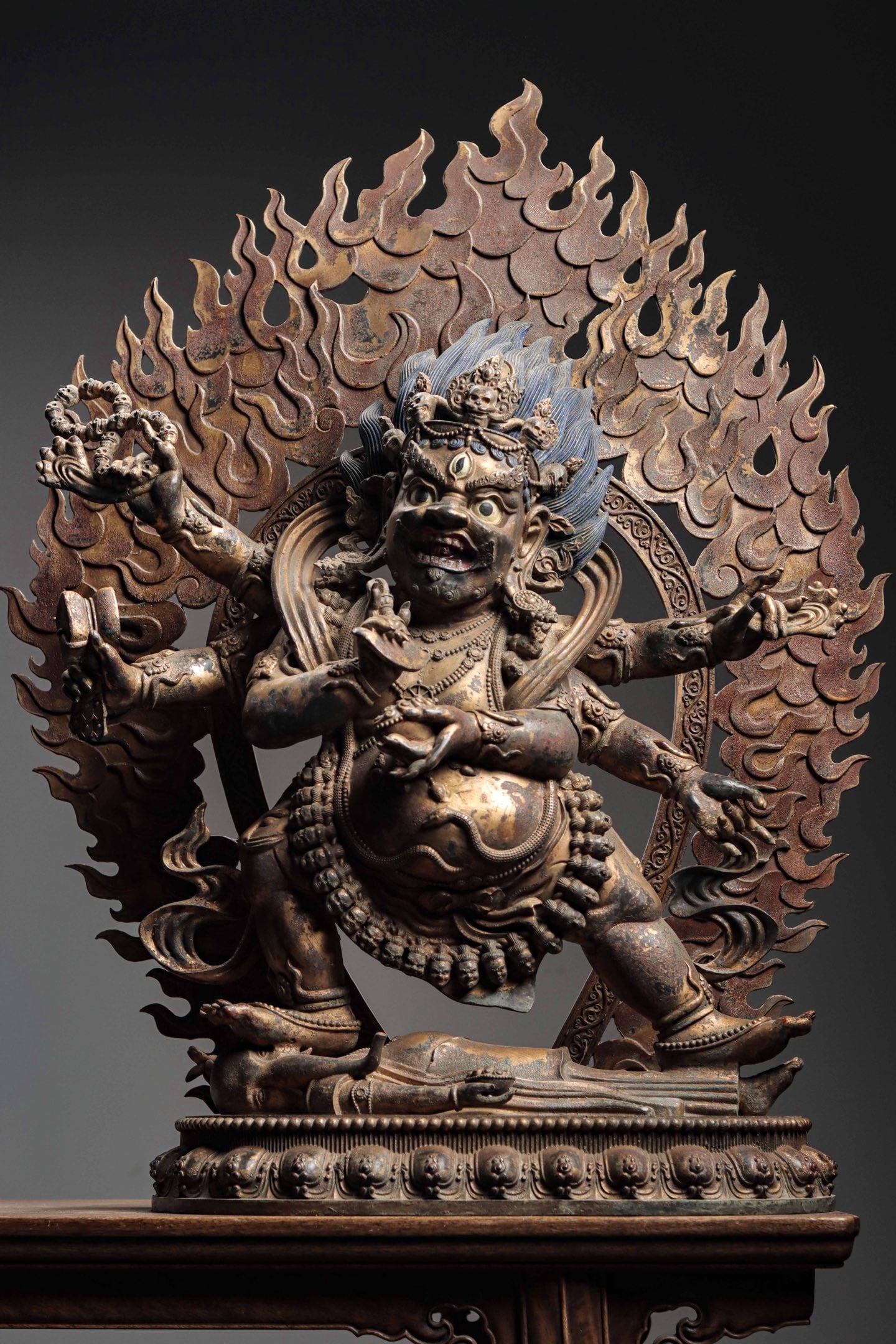 A gilded bronze statue of the six-armed Black sky from the Ming Dynasty (1 of 11)