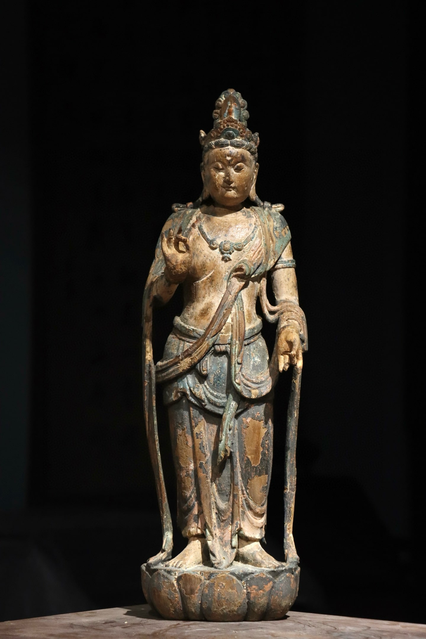 A wooden statue of Guanyin standing from the Song Dynasty (1 of 9)