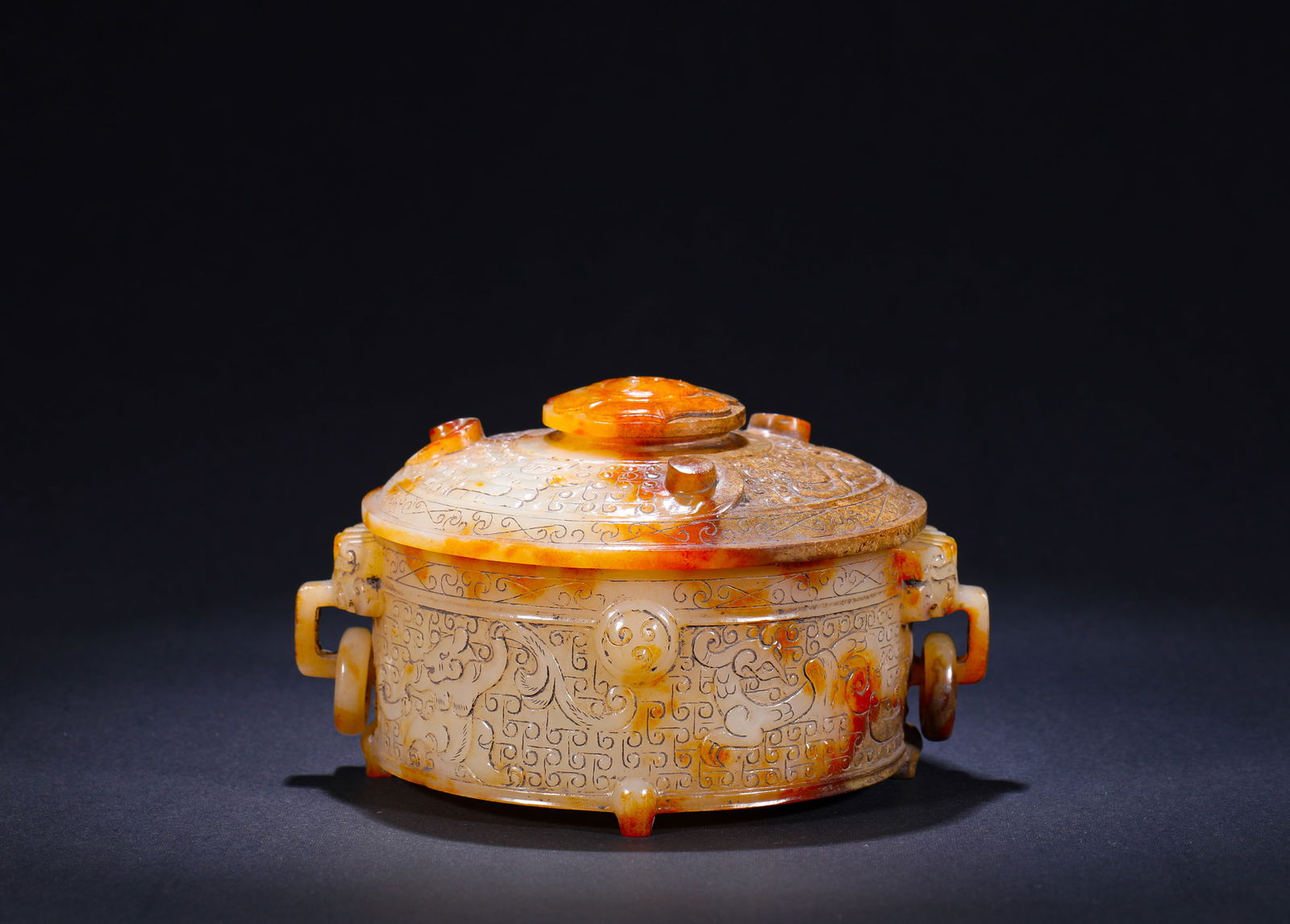 Hetian jade gift box from the Warring States period: Name Hetian jade gift box from the Warring States period Dimensions H:7.5cmW:12cmWeight:470g Condition Additional photographs and condition reports are available upon request as a