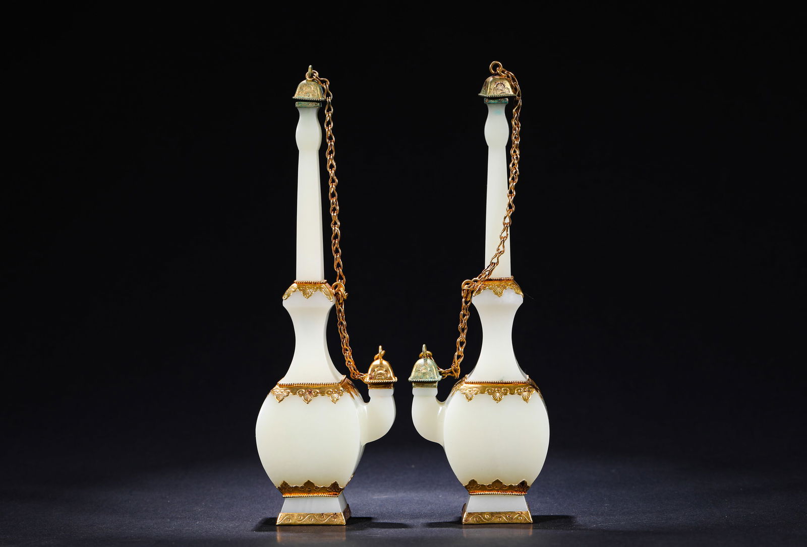 Tang Dynasty Hetian jade water purifying bottle: Name Tang Dynasty Hetian jade water purifying bottle Dimensions H:19cmW:5.5cmWeight:270g Condition Additional photographs and condition reports are available upon request as a cou