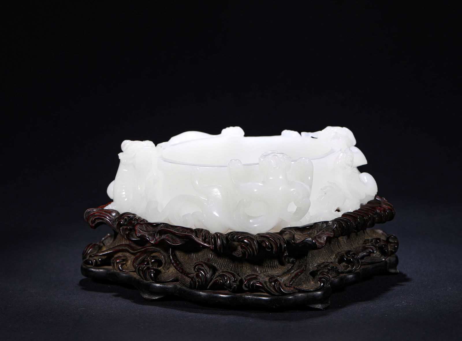 Qing Dynasty Hetian jade pen wash, rosewood base: Name Qing Dynasty Hetian jade pen wash, rosewood base Dimensions H:8cmW:15.5cmWeight:840g Condition Additional photographs and condition reports are available upon request as a co