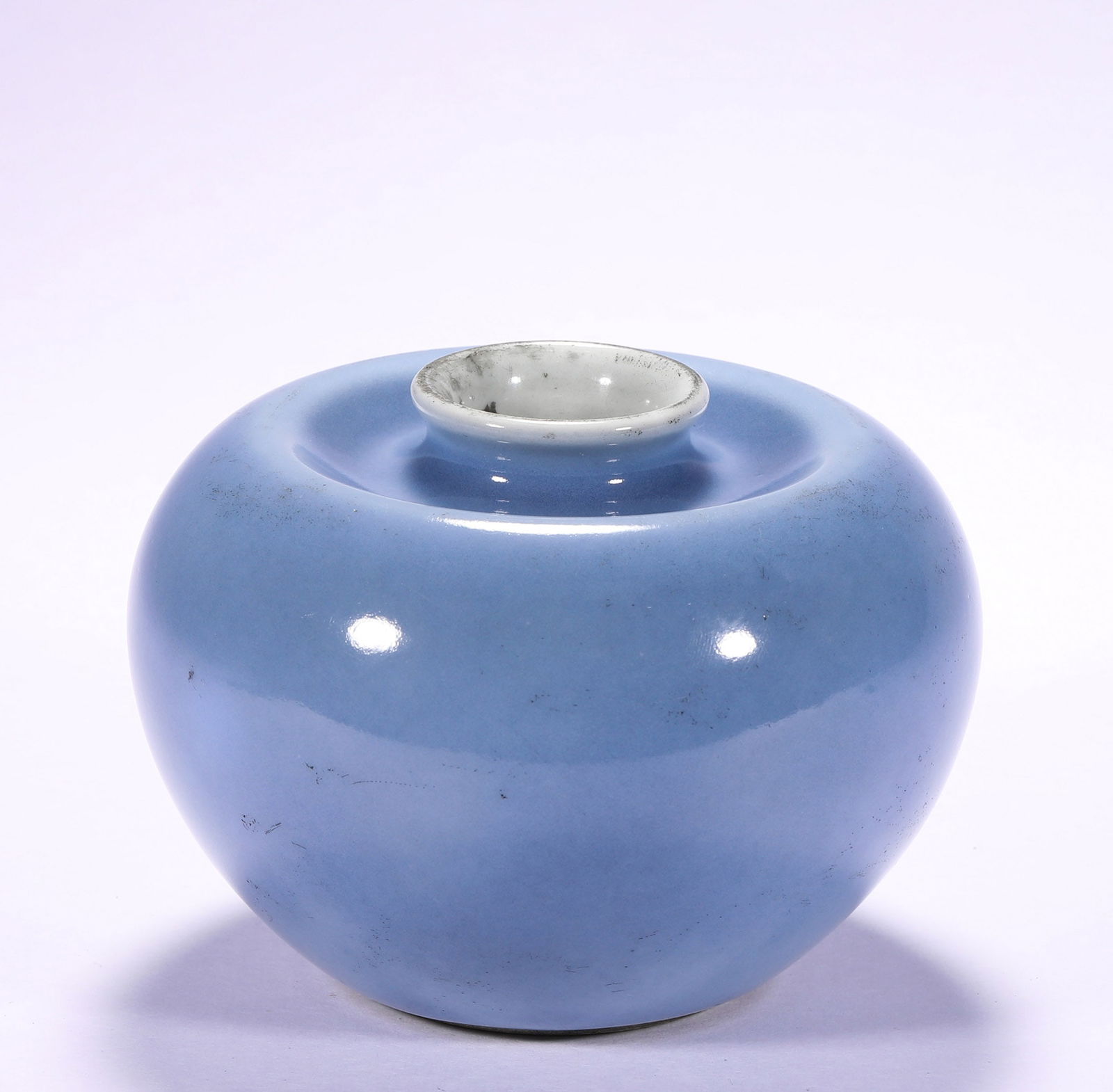 Qing Dynasty Kangxi monochrome porcelain water basin: Name Qing Dynasty Kangxi monochrome porcelain water basin Dimensions H:7cmD:9.5cm Condition Additional photographs and condition reports are available upon request as a courtesy t