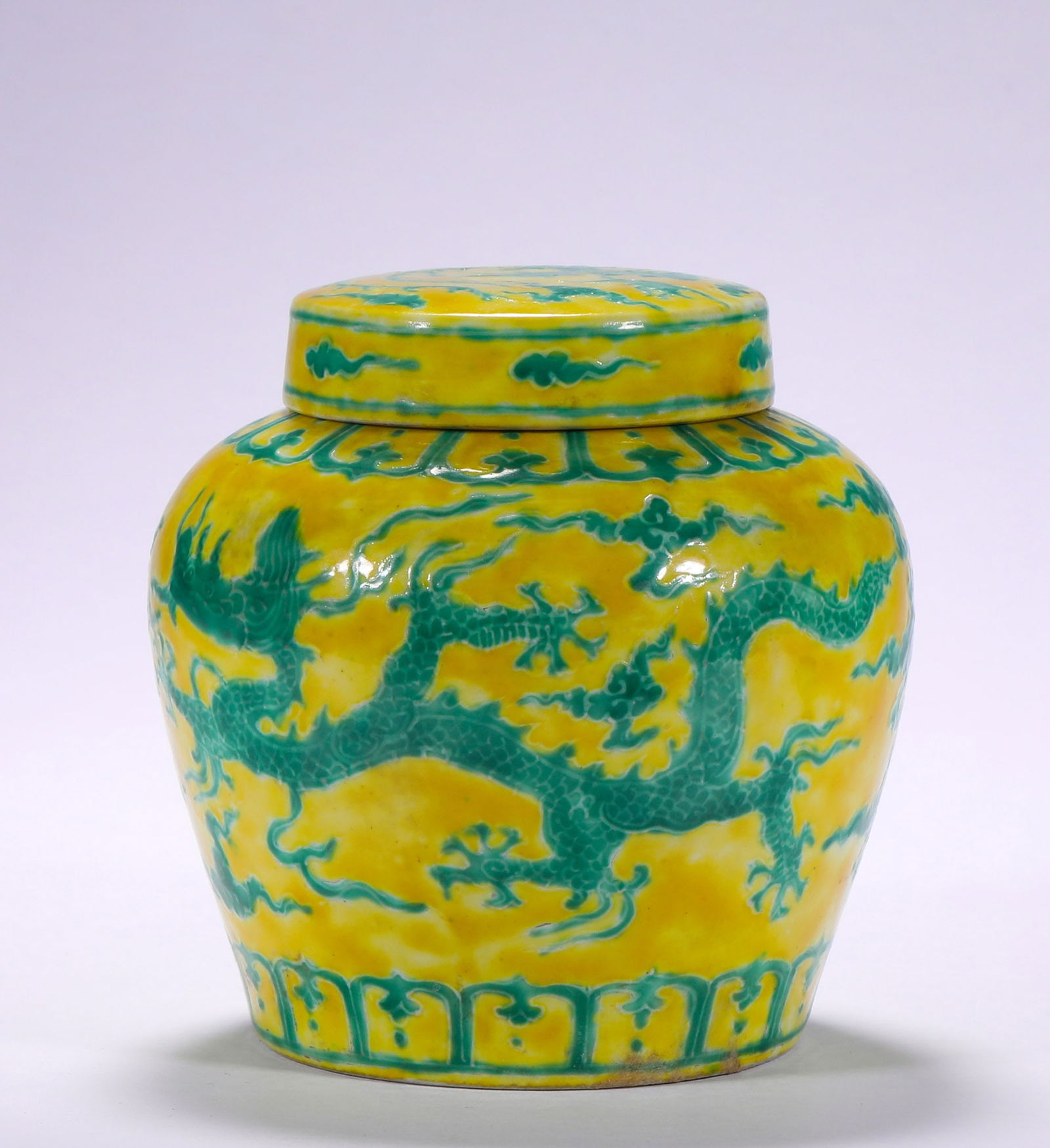 Ming Dynasty Chenghua dragon-patterned jars (1 of 6)