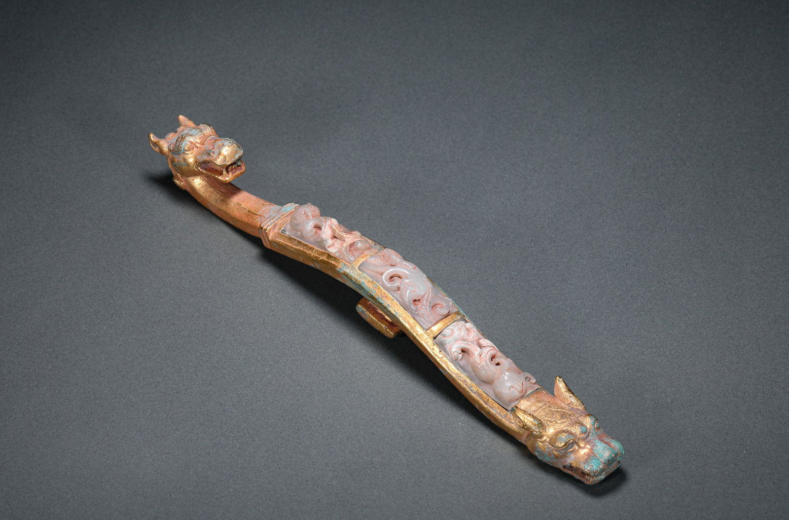 Han Dynasty gilded copper inlaid with Hetian jade belt hook: Name Han Dynasty gilded copper inlaid with Hetian jade belt hook Dimensions L:22cmWeight:380g Condition Additional photographs and condition reports are available upon request as a