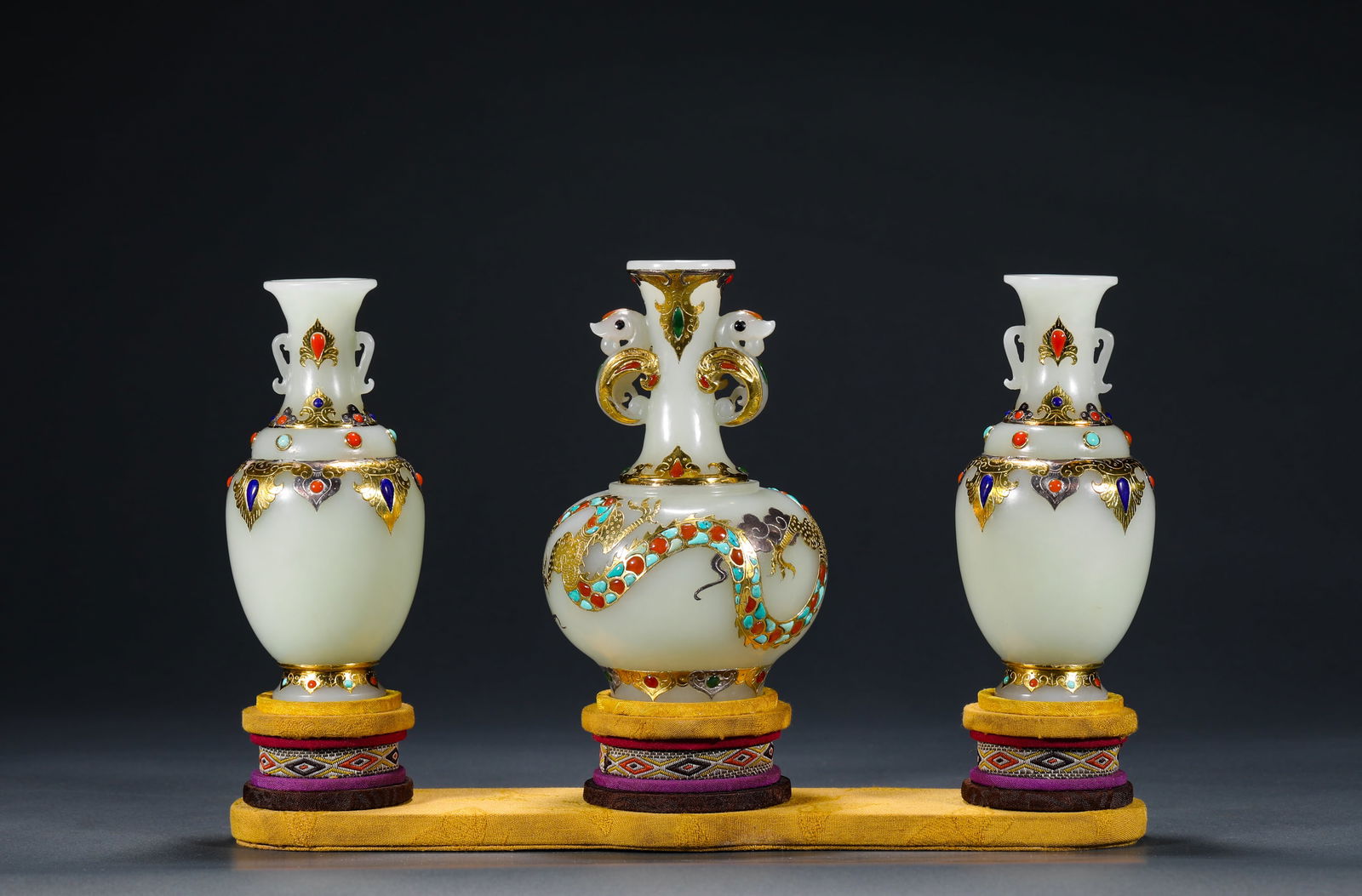 Ming Dynasty Hetian jade inlaid gemstone appreciation vase (1 of 8)