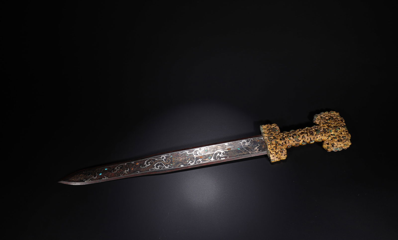 Bronze cuo gold and silver imperial swords from the Warring States period: Name Bronze cuo gold and silver imperial swords from the Warring States period Dimensions L:63.5cmWeight:1480g Condition Additional photographs and condition reports are available