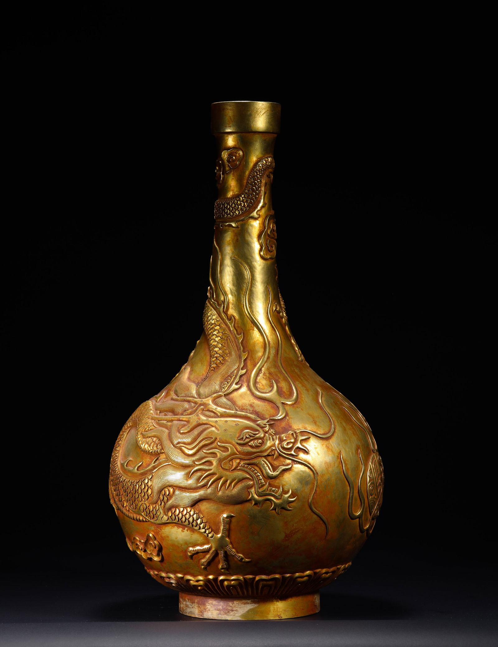 Bronze gilded ornamental vase of the Tang Dynasty (1 of 8)