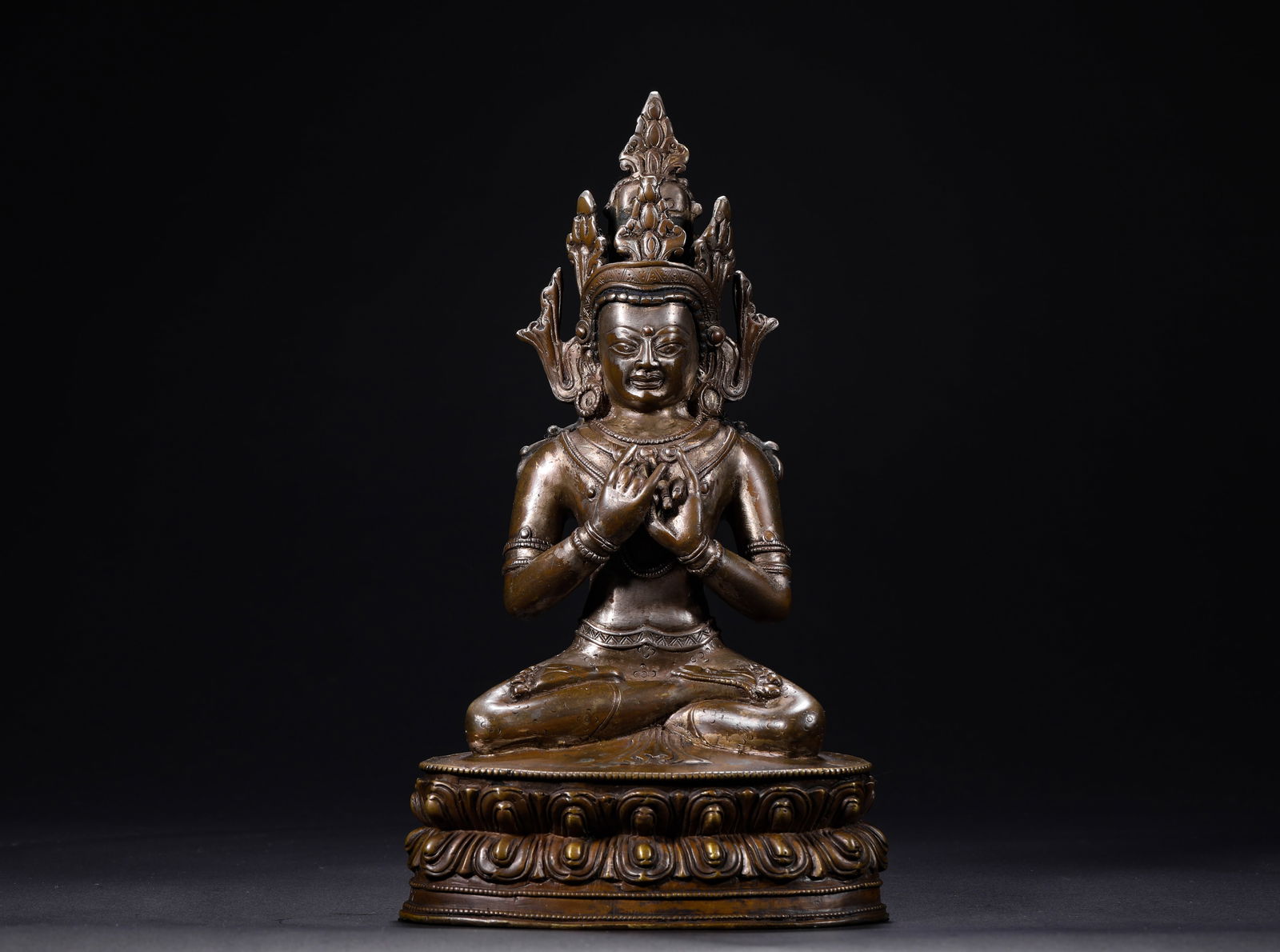 16th-century copper Guanyin statues: Name 16th-century copper Guanyin statues Dimensions H:23cmW:12cmWeight:1240g Condition Additional photographs and condition reports are available upon request as a courtesy to our