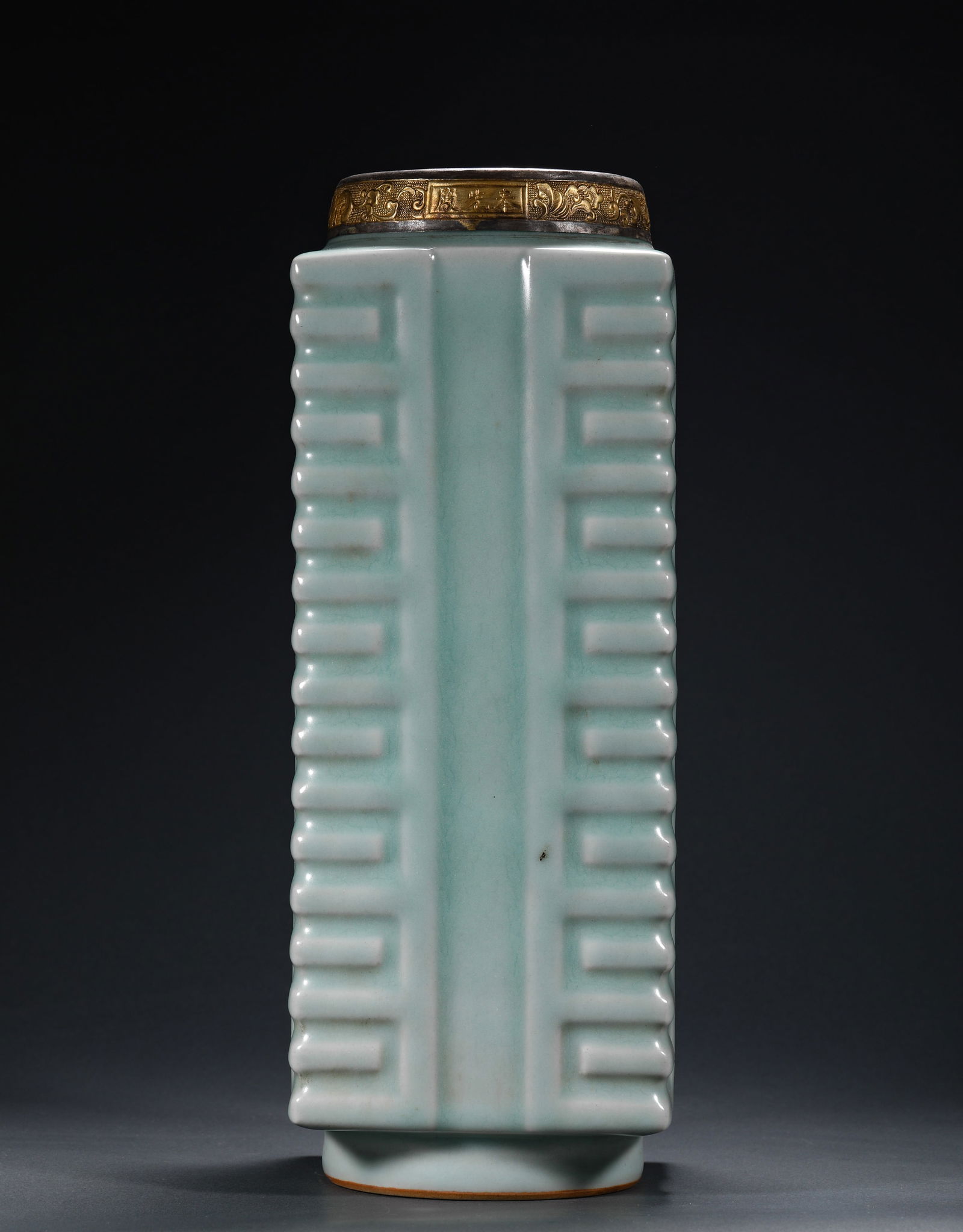 Zongxing vases of the Song Dynasty Longquan Kiln (1 of 9)