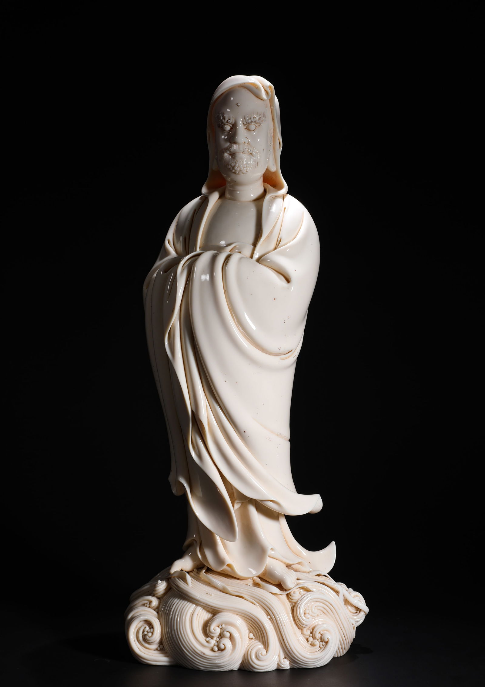 A BODHIDHARMA STATUE FROM THE DEHUA KILN IN THE MING DYNASTY: Name A BODHIDHARMA STATUE FROM THE DEHUA KILN IN THE MING DYNASTY Dimensions H:51cm W:20cm Weight:6000g This is a standing statue of Bodhidharma on Dehua white porcelain, depicting the image of Bodhid