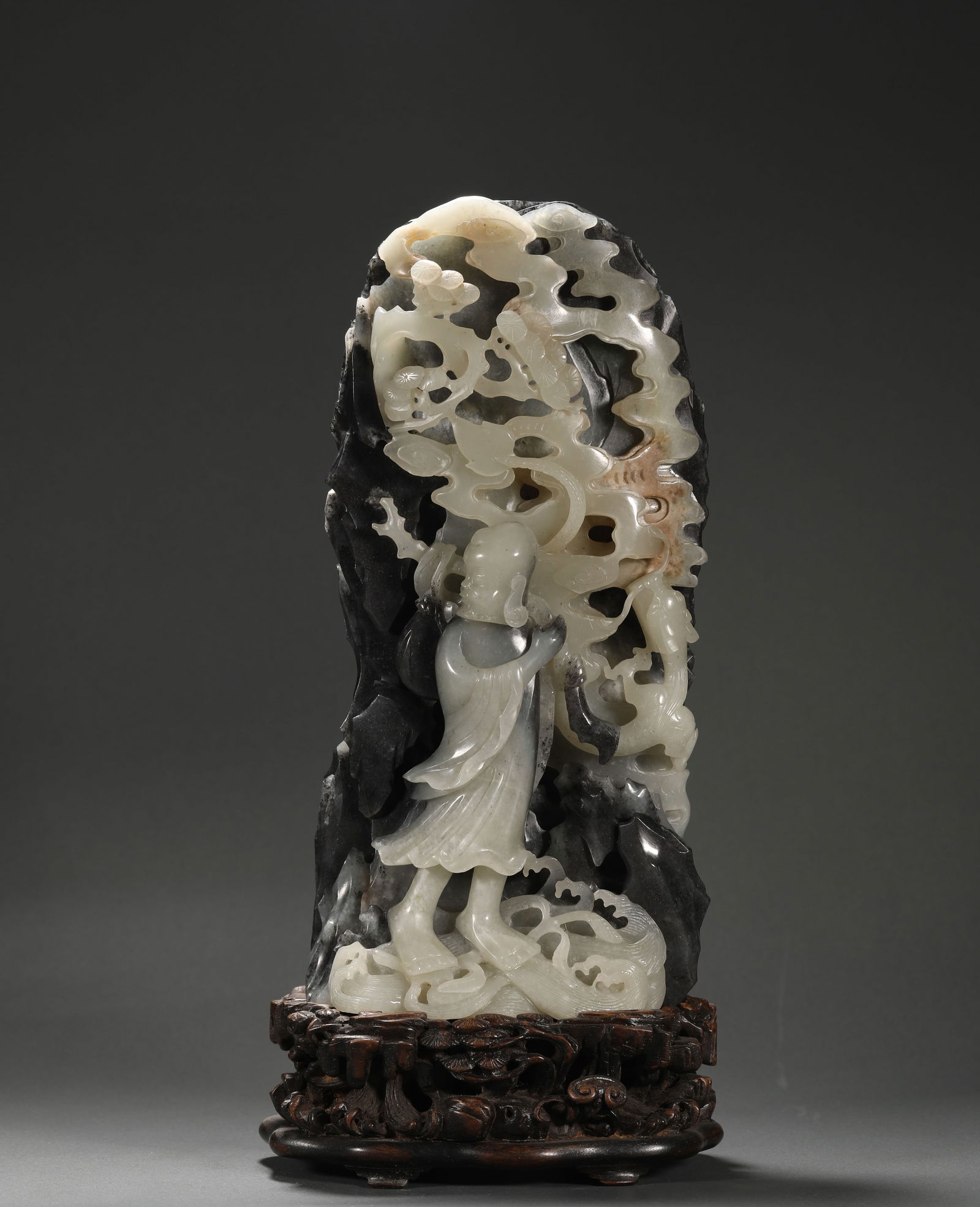 QING DYNASTY, HETIAN JADE MOUNTAIN: Name QING DYNASTY, HETIAN JADE MOUNTAIN Dimensions H:29cm,W:12.5cm,Weight:2910g This is a Qing Dynasty Hetian blue and white jade exquisite carving of Bodhidharma crossing the sea and the mountain. It