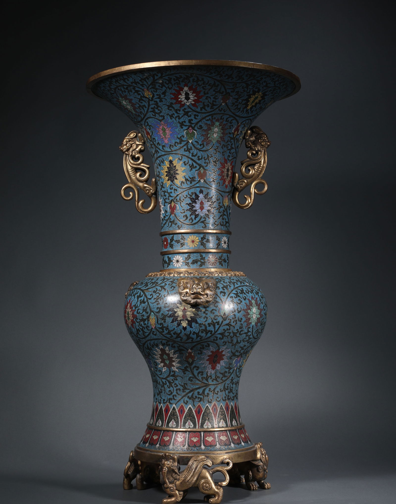 A COPPER CLOISONNE ENAMEL VASE FROM THE XUANDE PERIOD OF THE MING DYNASTY: Name A COPPER CLOISONNE ENAMEL VASE FROM THE XUANDE PERIOD OF THE MING DYNASTY Dimensions H:60cmD:32cm Weight:8660g This is a cloisonne floral pattern from the Qianlong period of the Qing Dynasty ??.