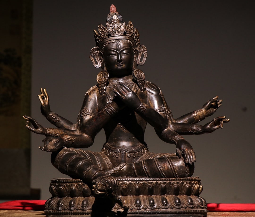 IN THE QING DYNASTY, BRONZE EIGHT-ARMED GUANYIN STATUES: Name IN THE QING DYNASTY, BRONZE EIGHT-ARMED GUANYIN STATUES Dimensions Weight:11300g.H:48cmL:44cm W:30cm Most of the Qing court statues were supervised by the Zhongzheng Dian Scripture Chanting Offic