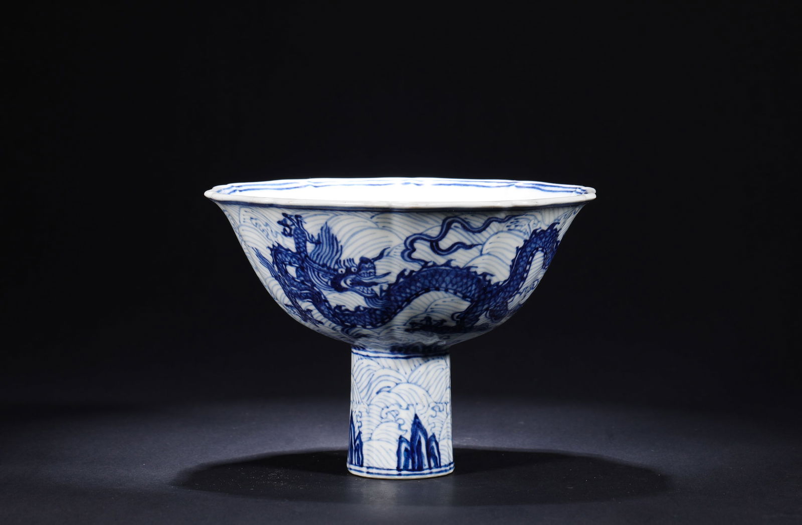 MING DYNASTY, XUANDE BLUE AND WHITE DRAGON PATTERNED HIGH-FOOTED BOWL (1 of 8)