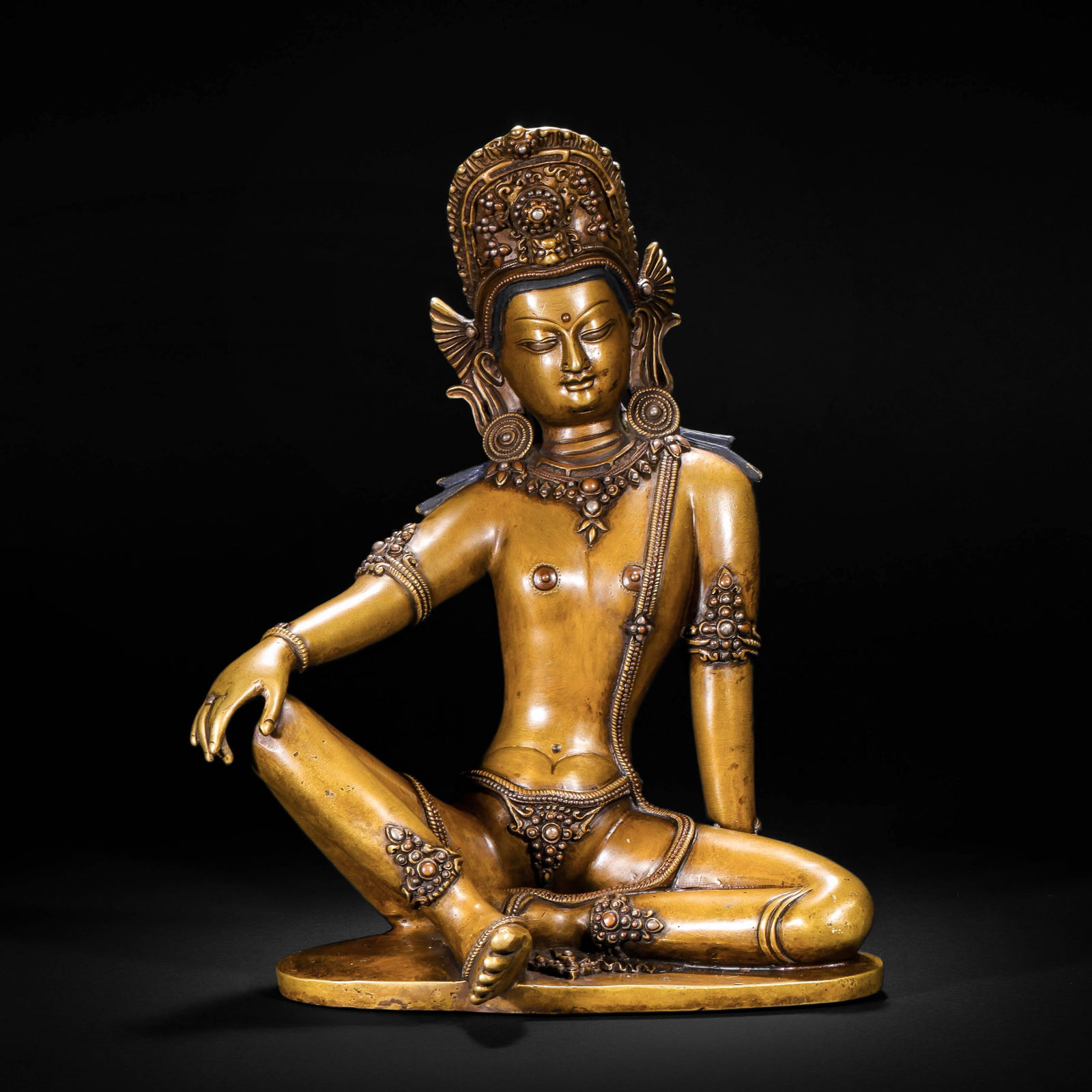 A 15TH-CENTURY BRONZE AND GOLD SEATED STATUE OF INDRA: Name A 15TH-CENTURY BRONZE AND GOLD SEATED STATUE OF INDRA Dimensions H:19cm W:25cm Weight3000g The style of this statue originated from the Northeast Indian Pala Dynasty, which was later introduced t