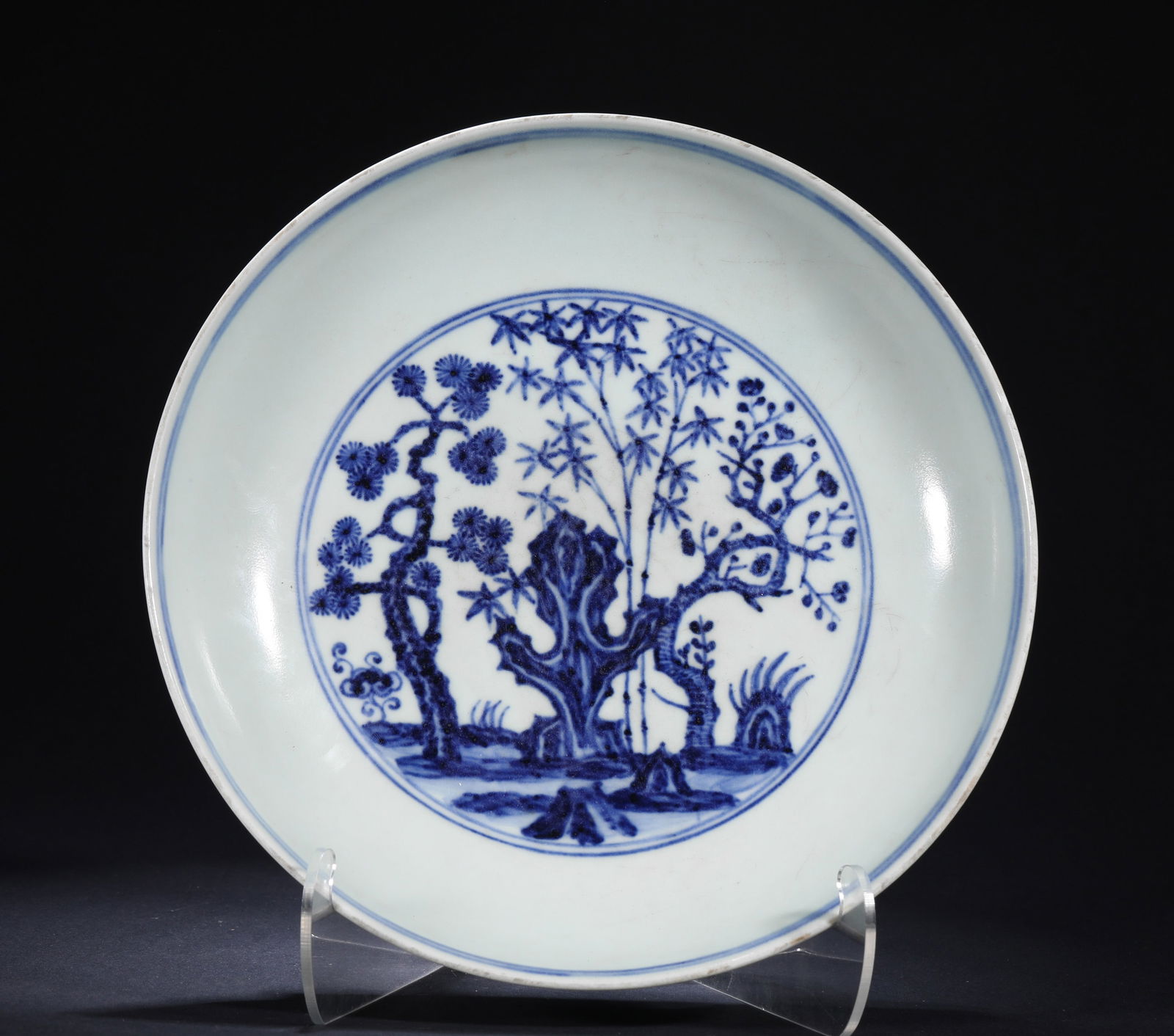 XUANDE BLUE AND WHITE PLATE OF THE MING DYNASTY: Name XUANDE BLUE AND WHITE PLATE OF THE MING DYNASTY Dimensions D:22cm Condition Additional photographs and condition reports are available upon request as a courtesy to our clients.