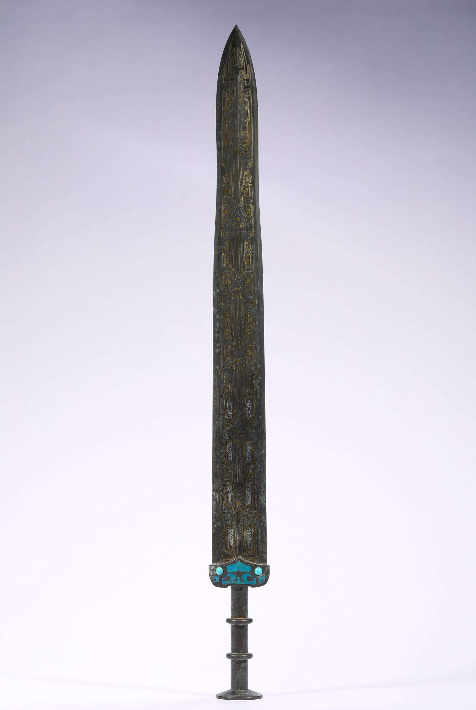 THE SWORD OF EMPEROR MINGWEN OF THE WARRING STATES PERIOD: Name THE SWORD OF EMPEROR MINGWEN OF THE WARRING STATES PERIOD Dimensions L:61.5cm Weight:950g With a round stem and a band, the sword tip is disc-shaped. The overall craftsmanship is exquisite and it